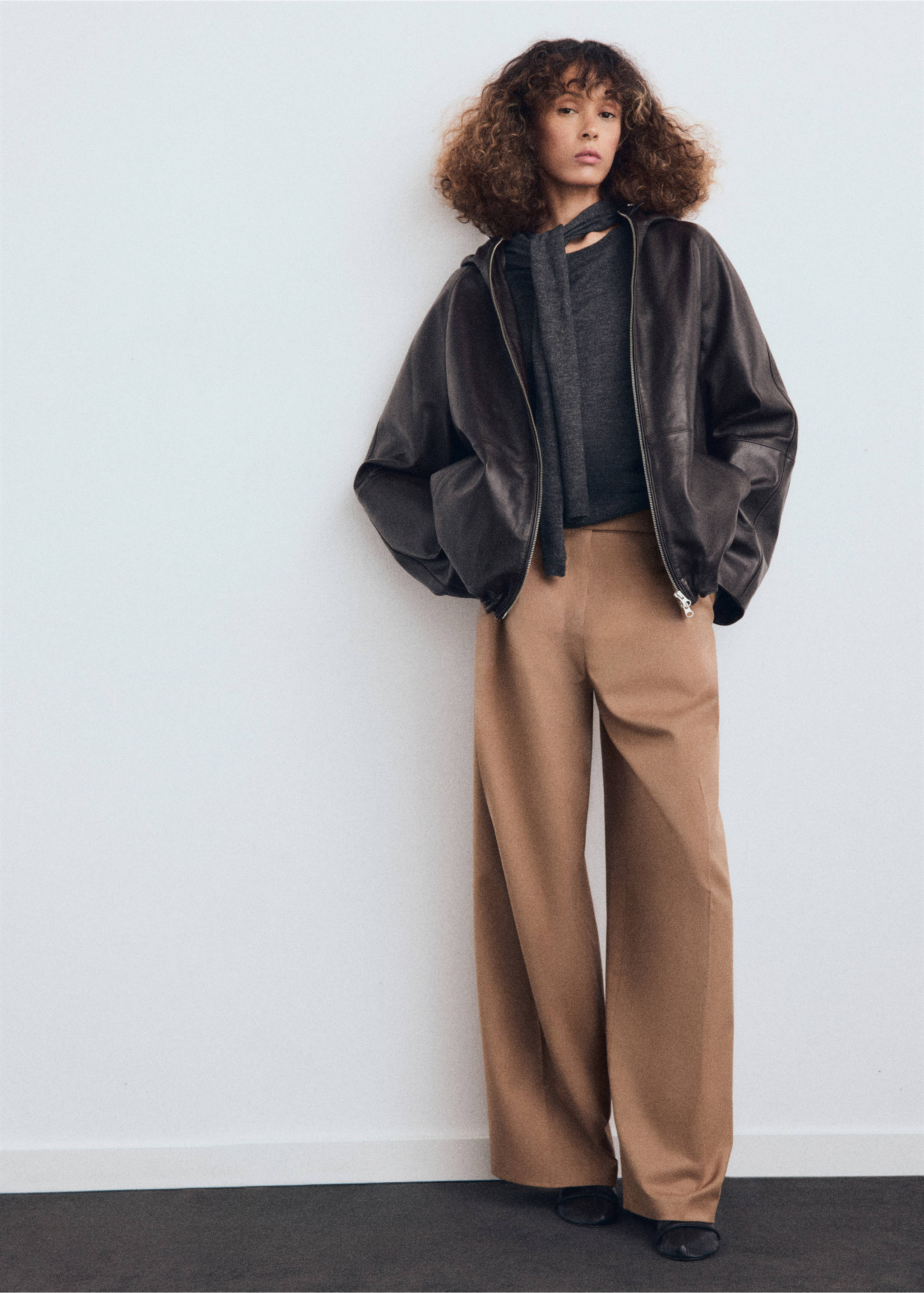 Straight-leg pleated trousers with front fly - General plane, Medium Brown. Ref: 17017916-00.