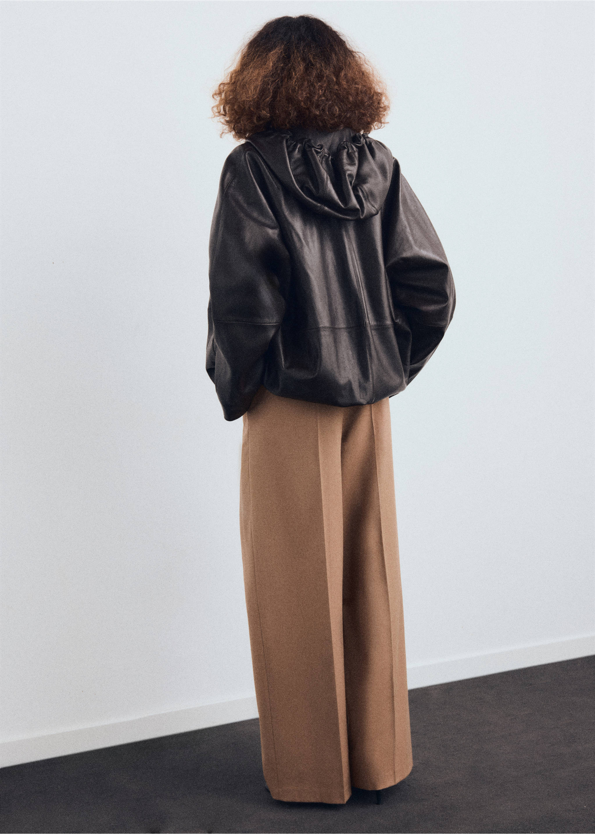 Straight-leg pleated trousers with front fly - Reverse of the article, Medium Brown. Ref: 17017916-00.