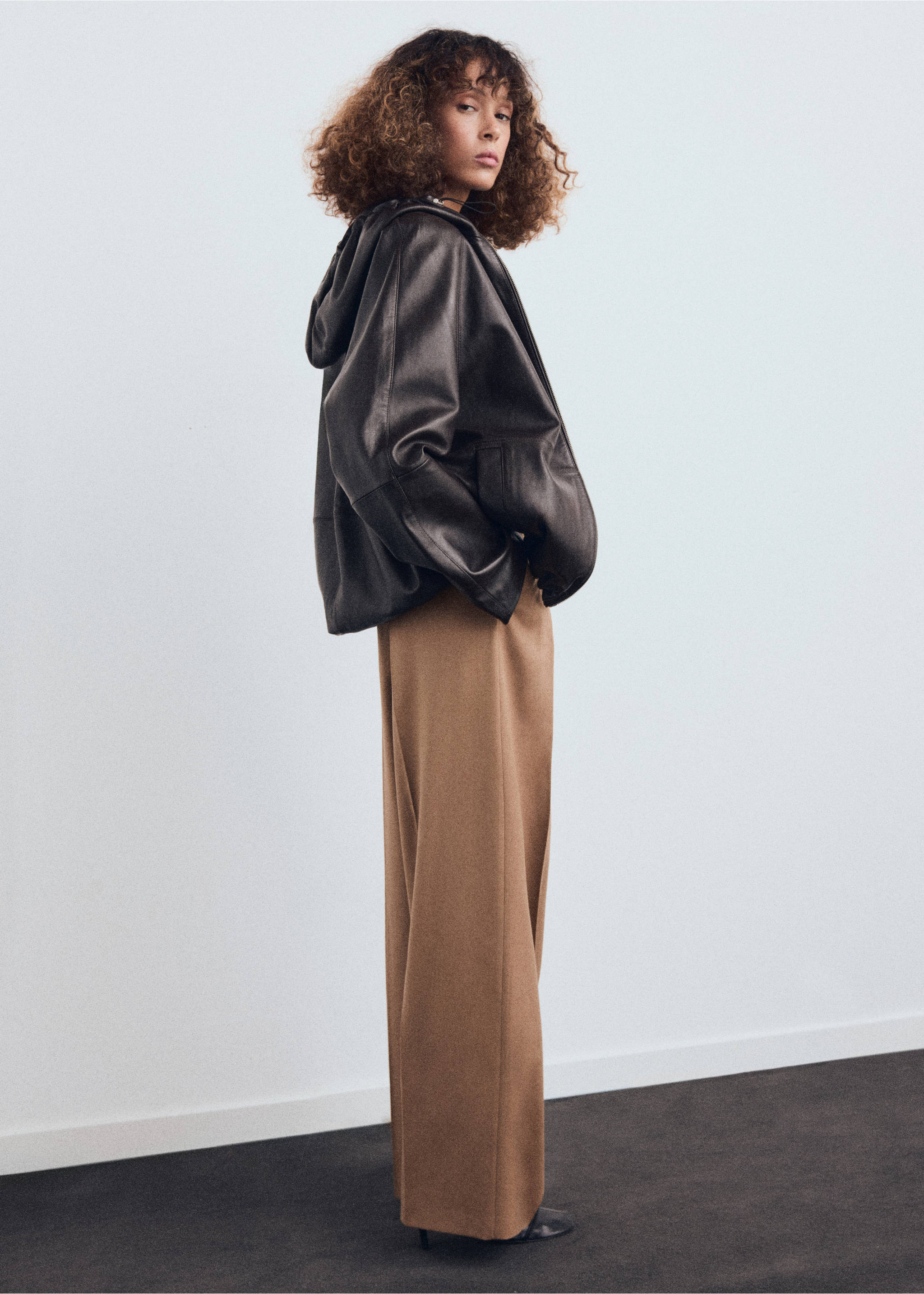 Straight-leg pleated trousers with front fly - Details of the article 2, Medium Brown. Ref: 17017916-00.