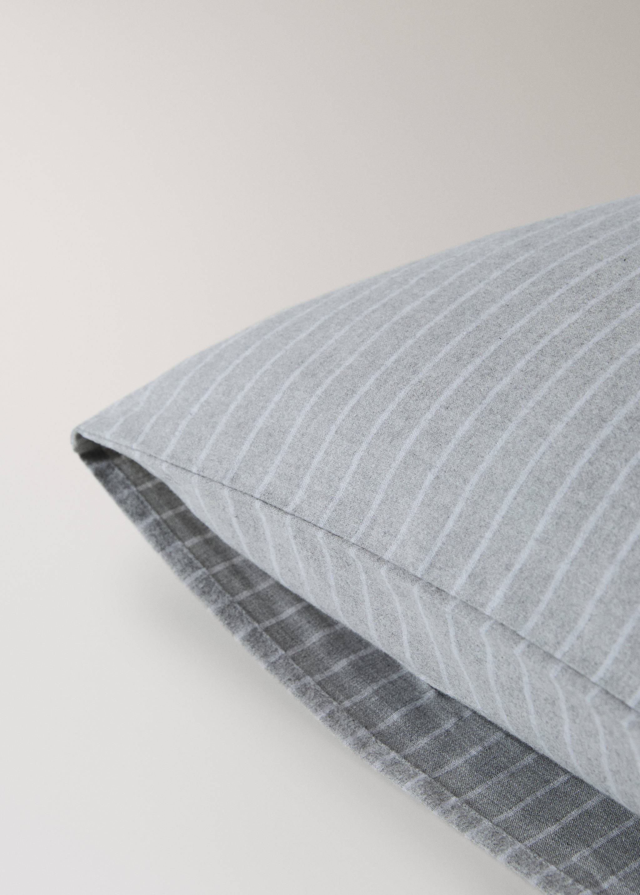 Melange cotton flannel pillowcase with fine-striped yarn 60x60cm - Details of the article 2