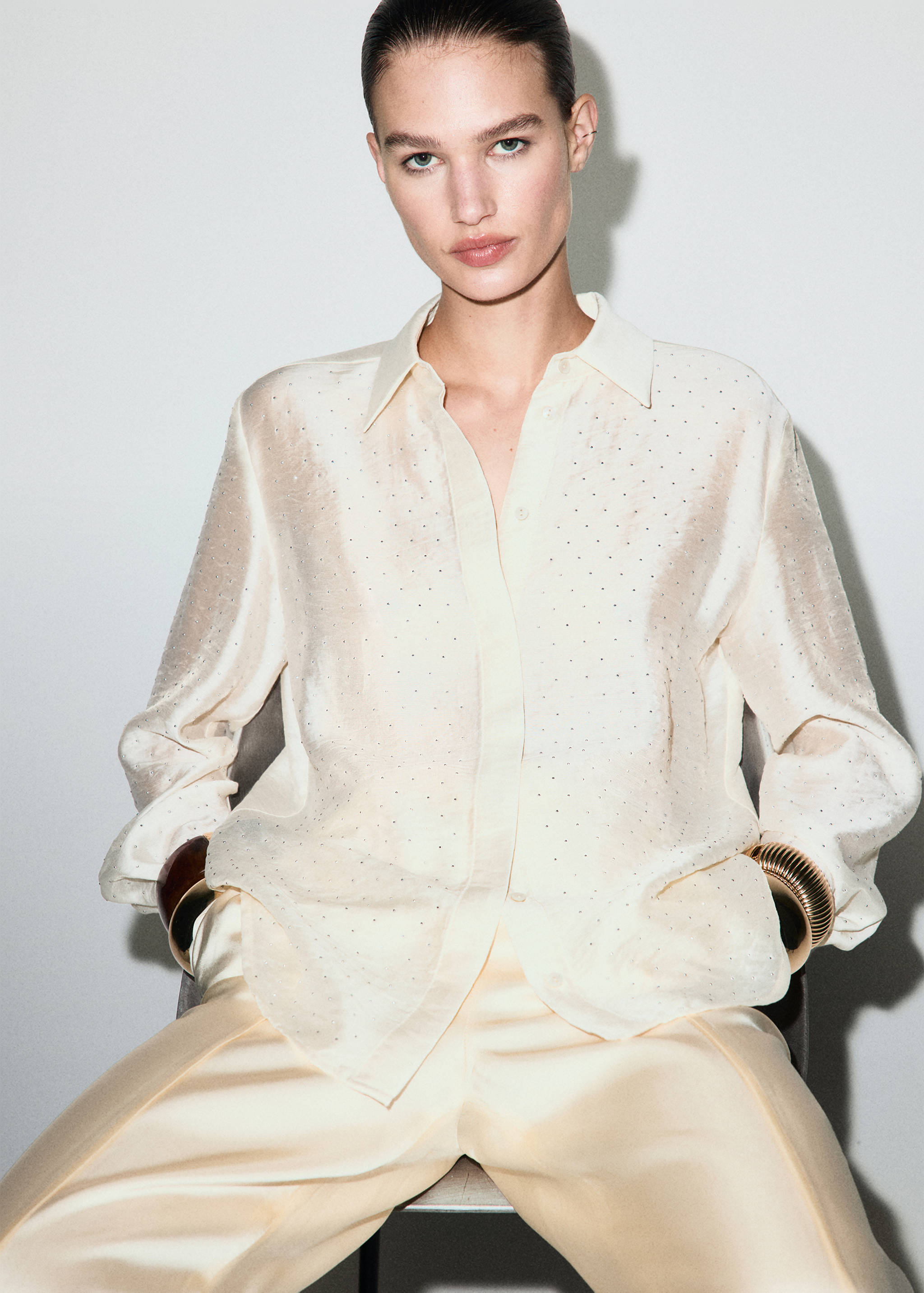 Chemise satinée strass - Plan moyen