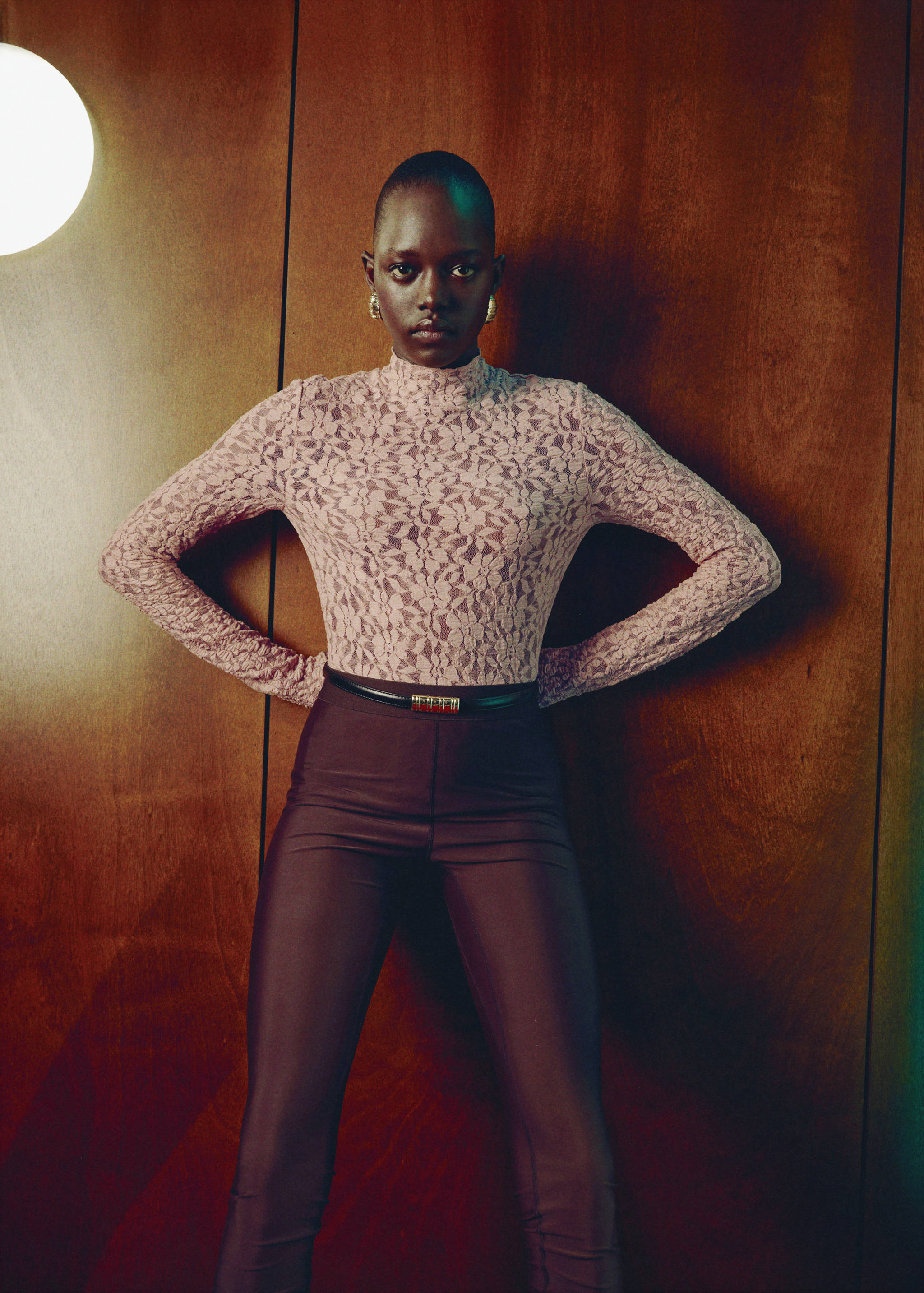 T-shirt de renda com gola perkins - Plano médio