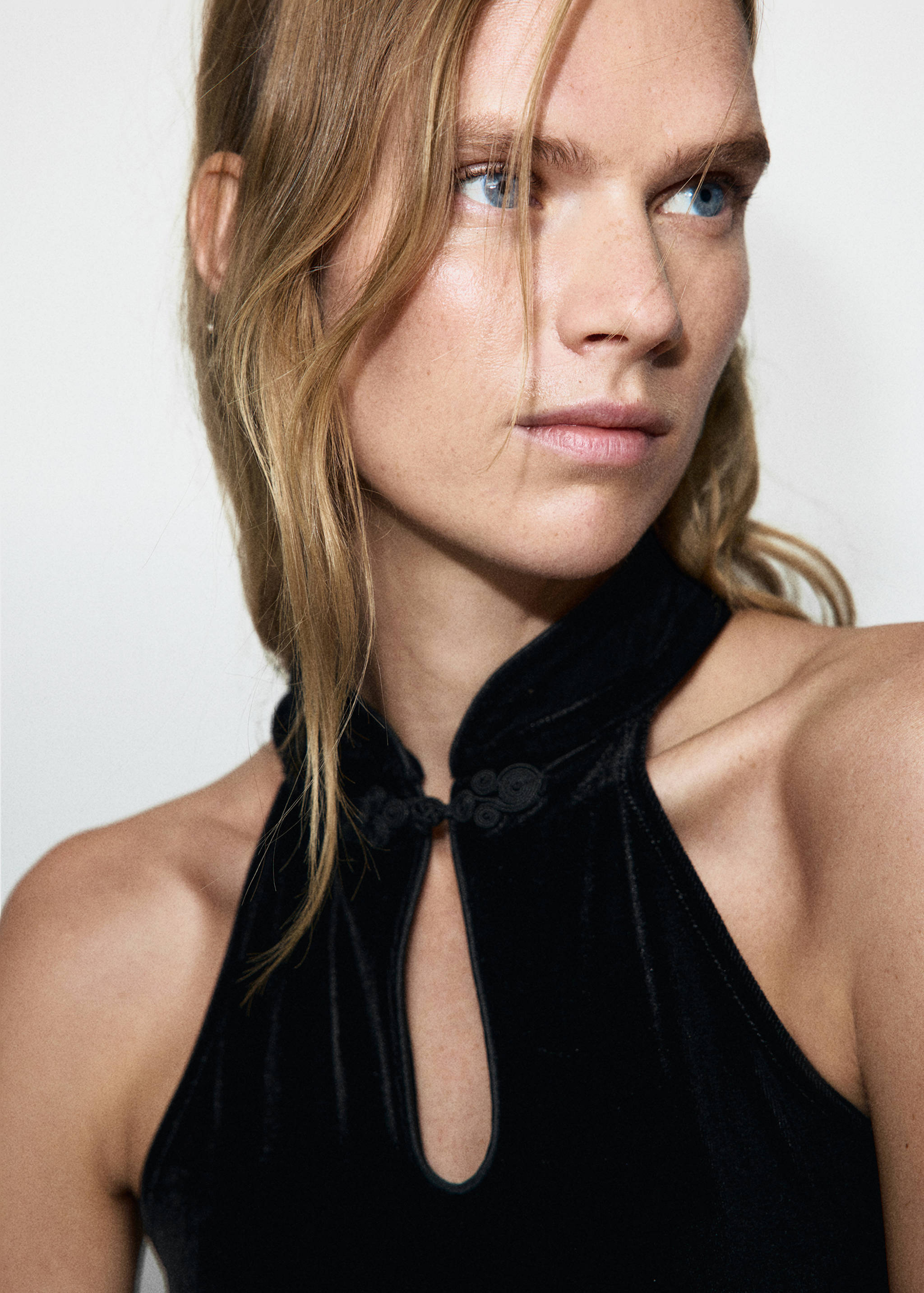 Velvet halter-neck top with toggle - Details of the article 1