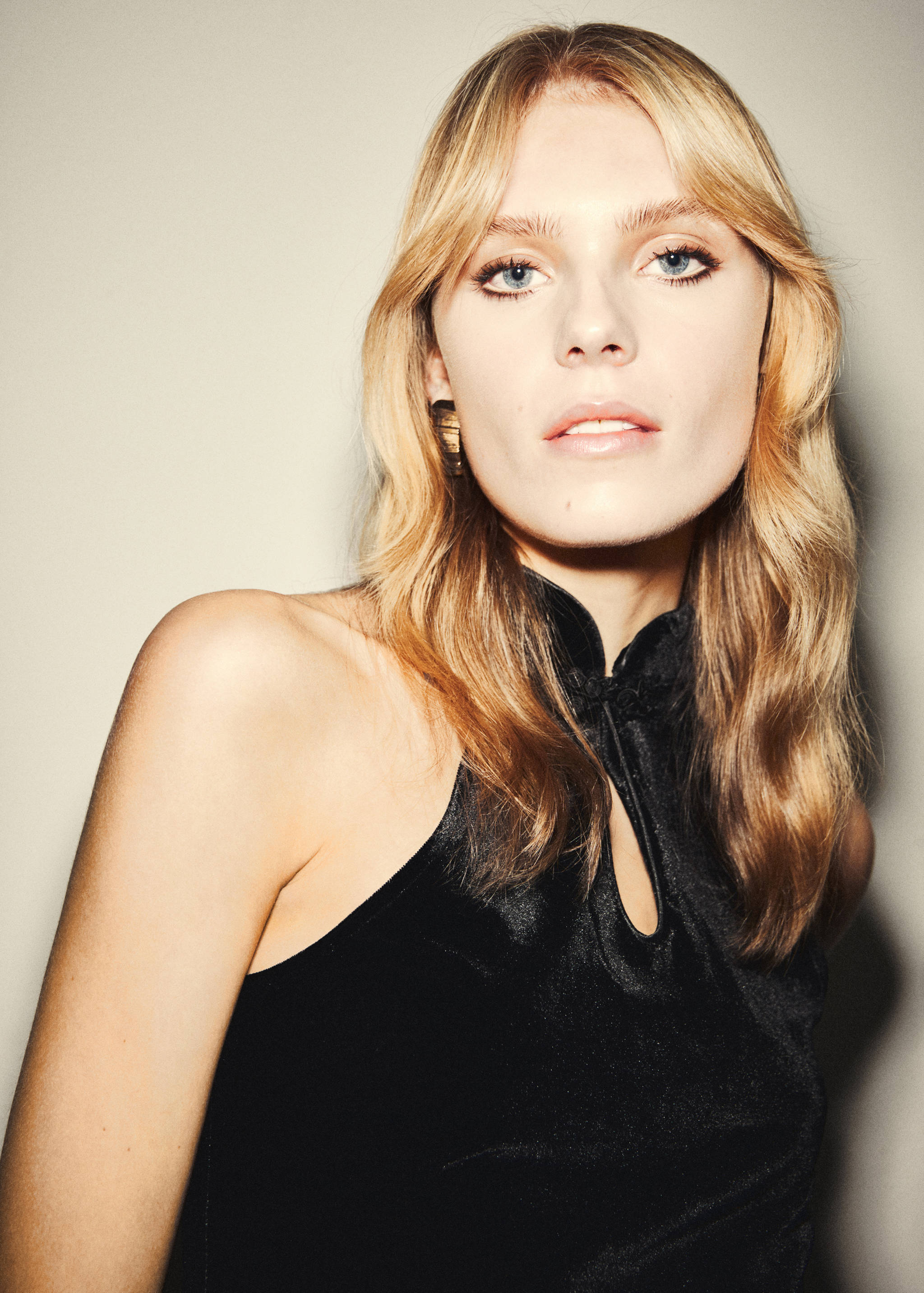 Velvet halter-neck top with toggle - Details of the article 1