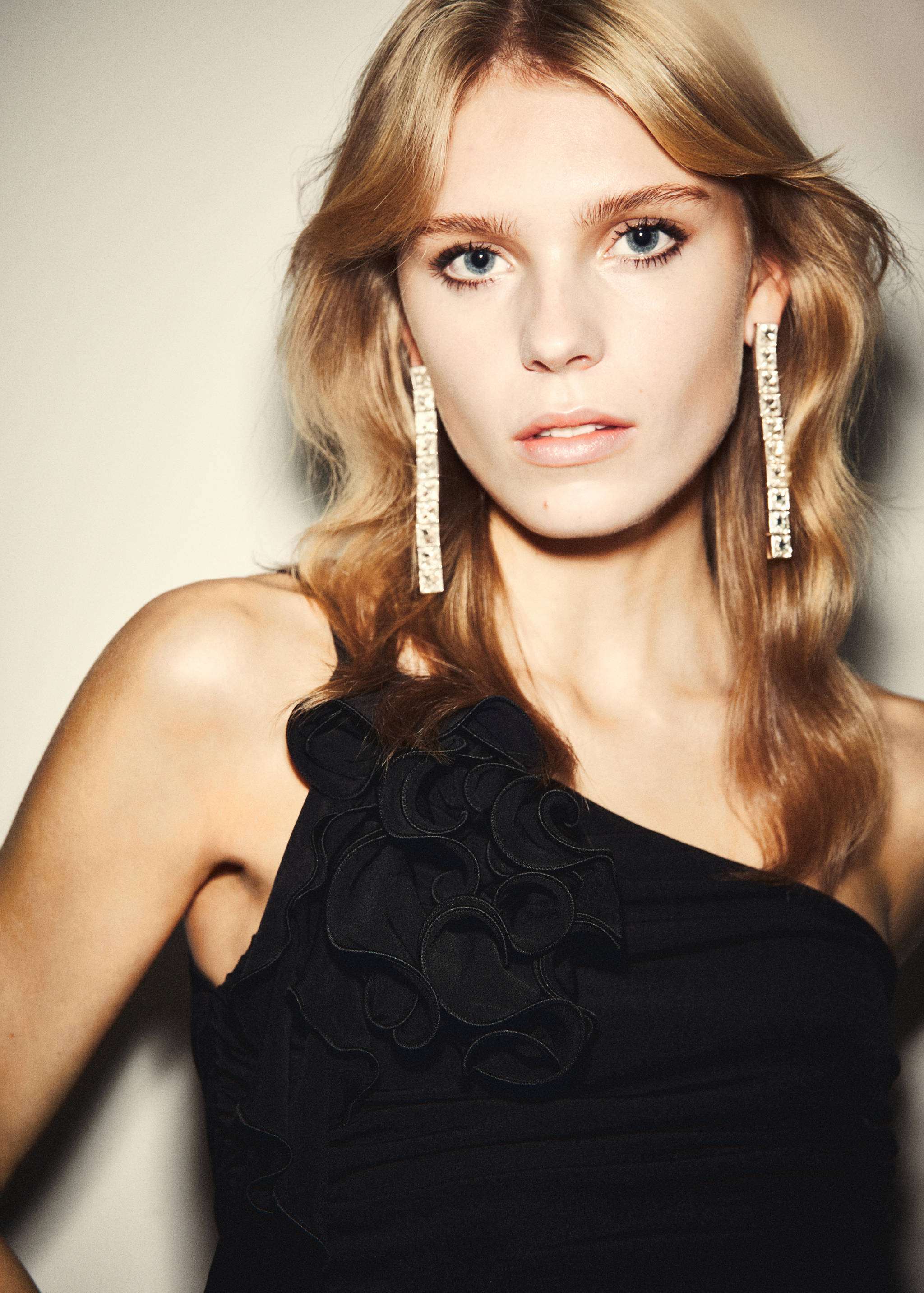 Ruched asymmetrical top with ruffle trim - Details of the article 2