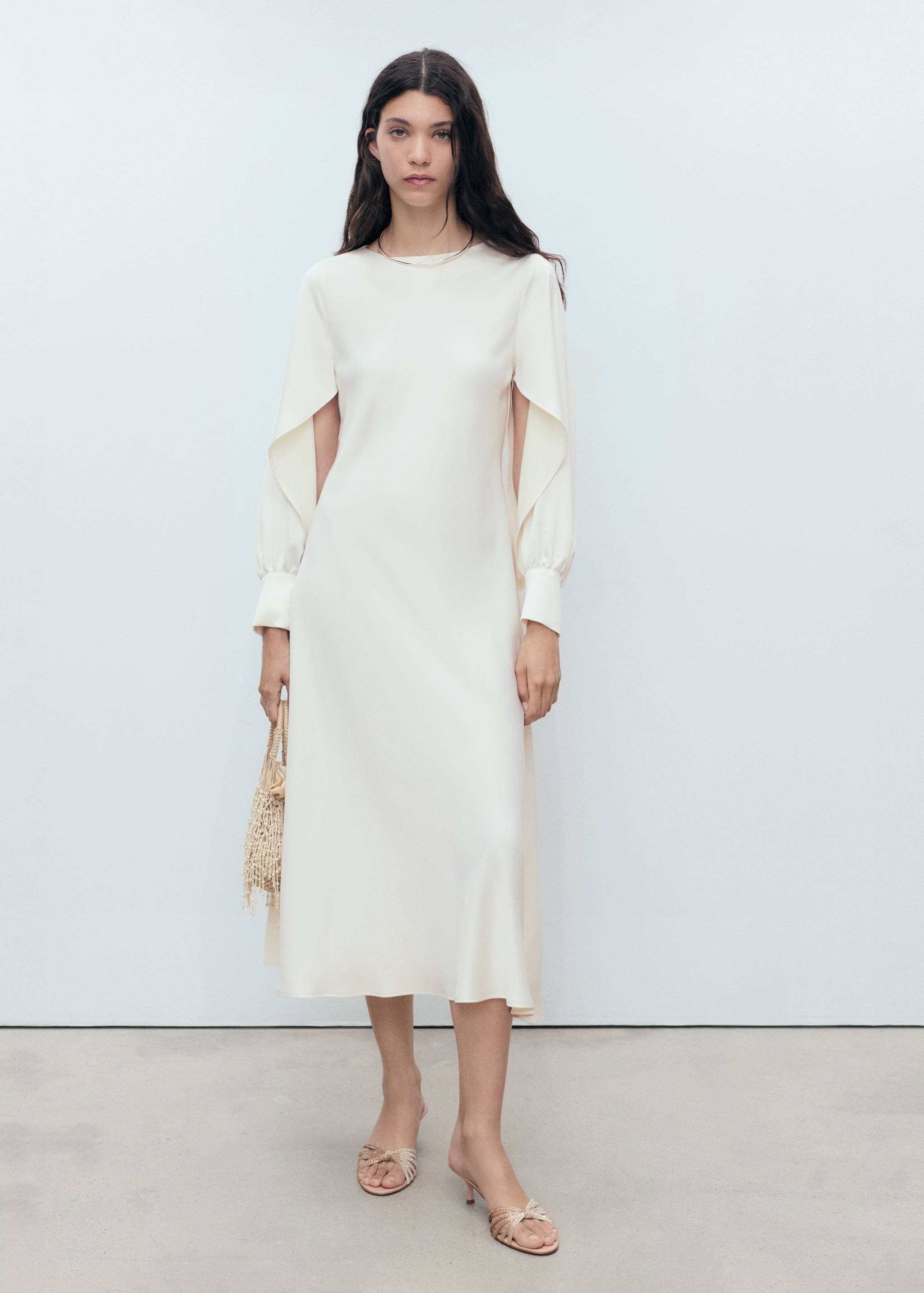 Satinerad klänning med slitsar på ärmarna - Allmän bild