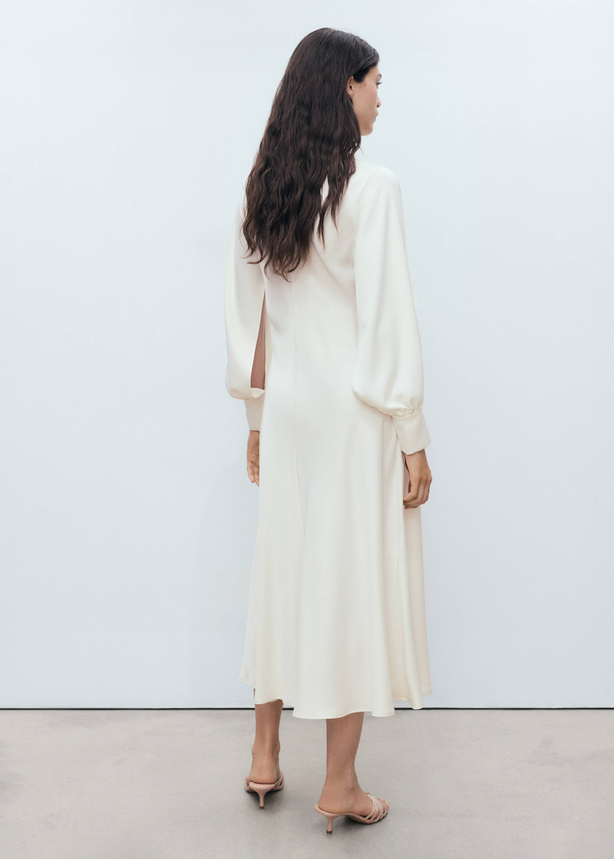 Satinerad klänning med slitsar på ärmarna - Artikelns baksida