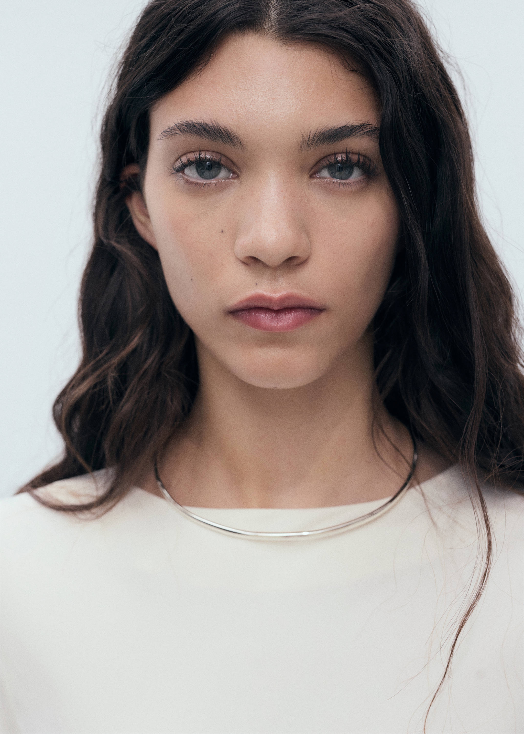 Satinerad klänning med slitsar på ärmarna - Detaljer om artikeln 1