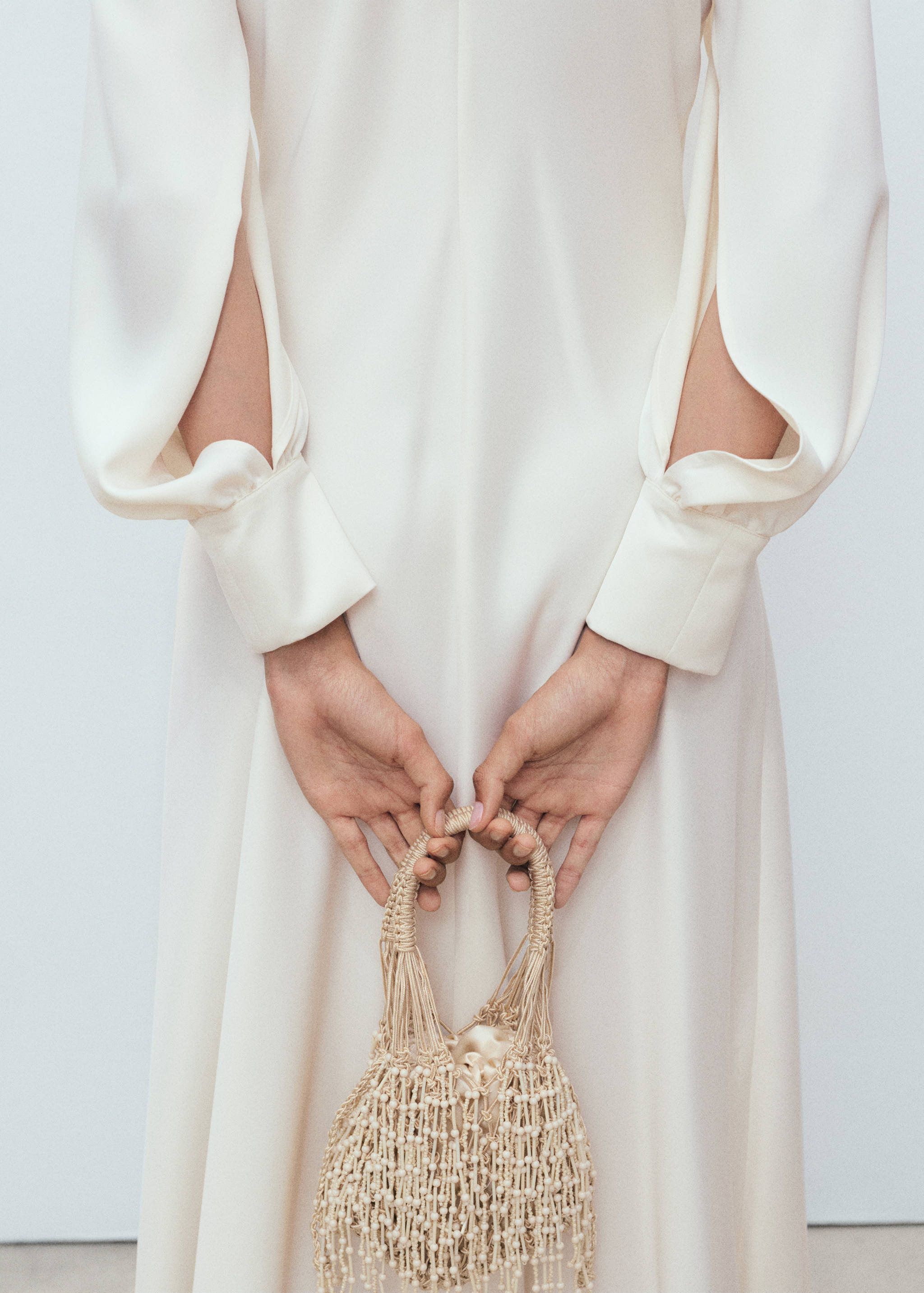 Satinerad klänning med slitsar på ärmarna - Detaljer om artikeln 6