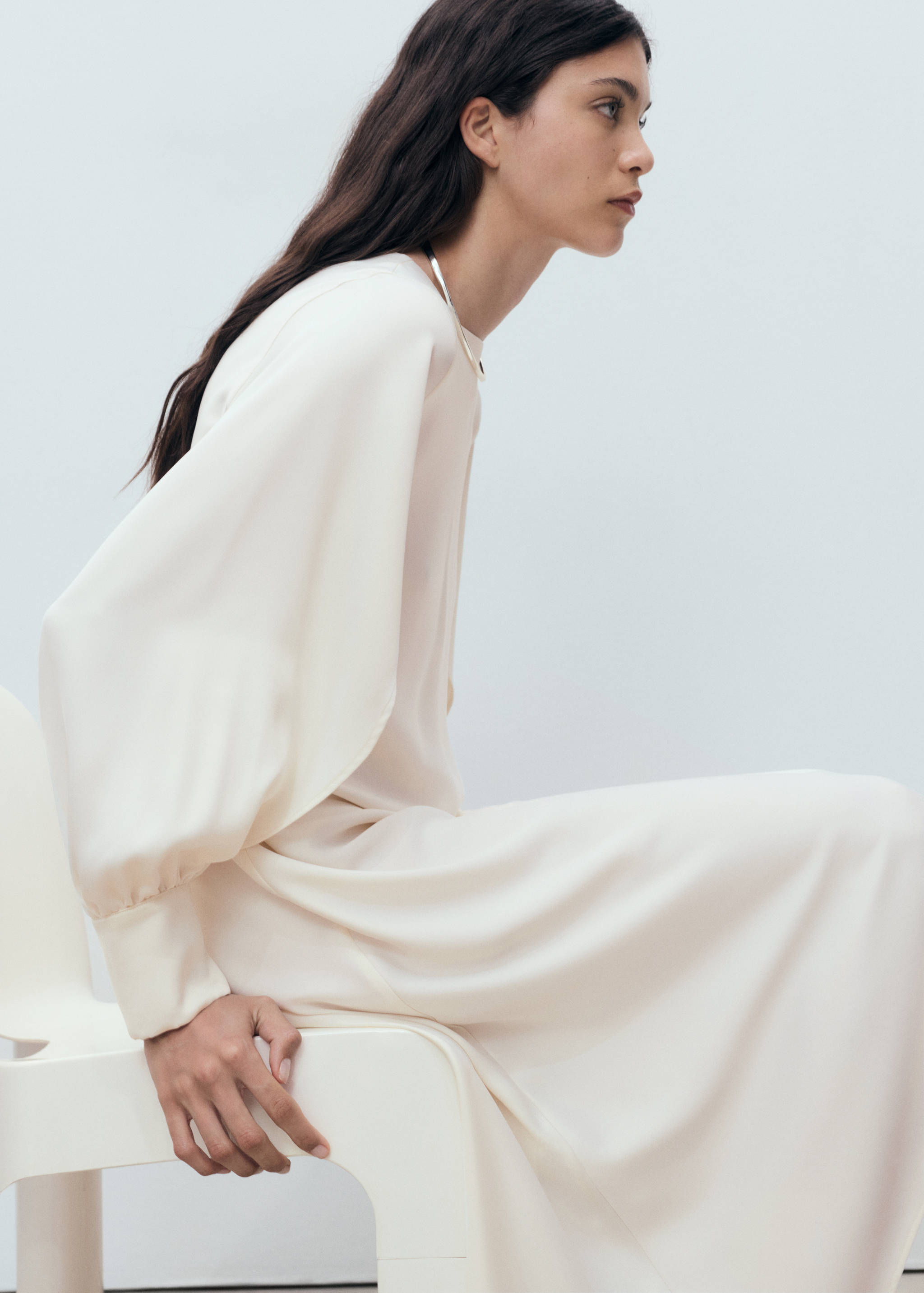 Satinerad klänning med slitsar på ärmarna - Detaljer om artikeln 2