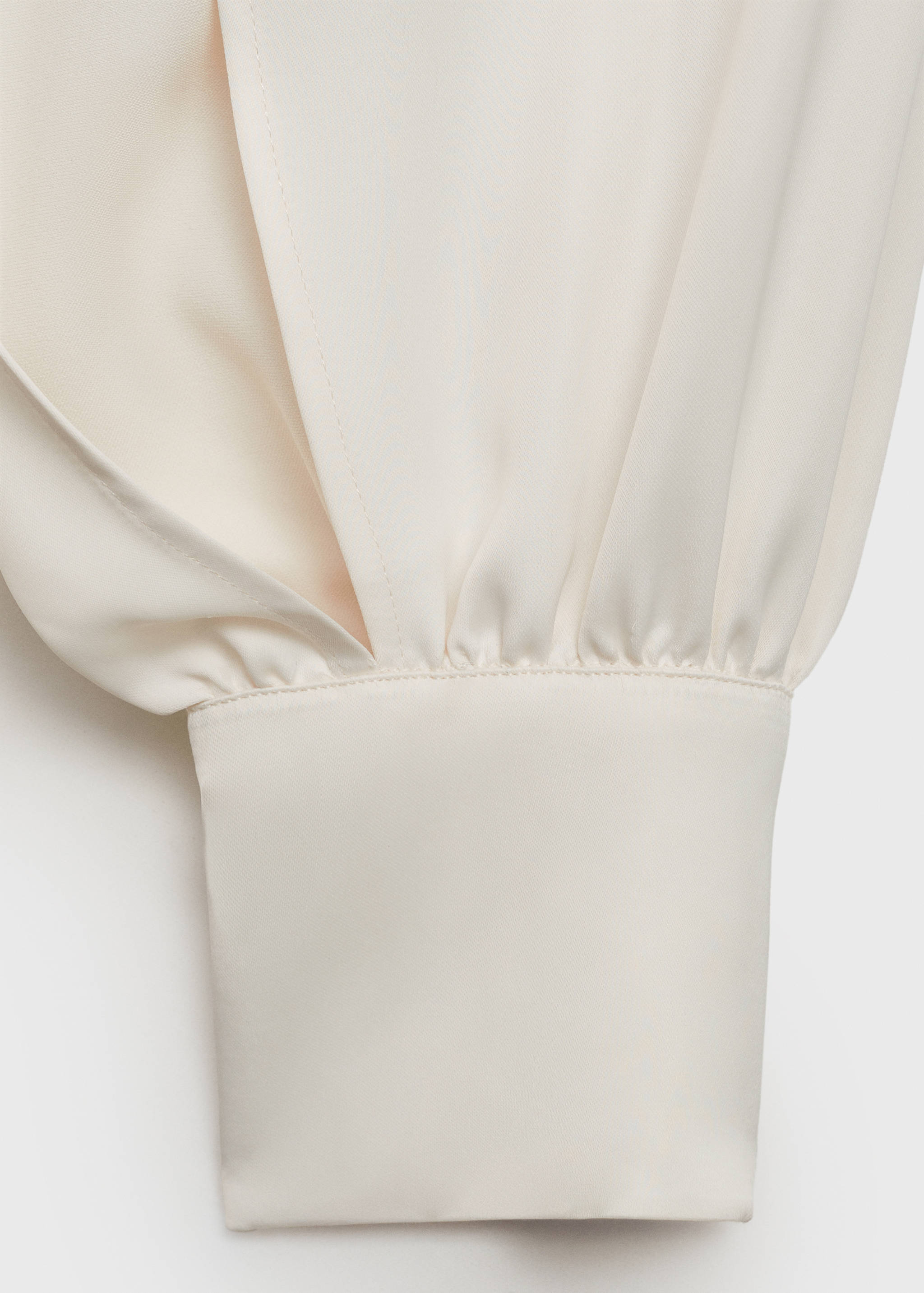 Satinerad klänning med slitsar på ärmarna - Detaljer om artikeln 8