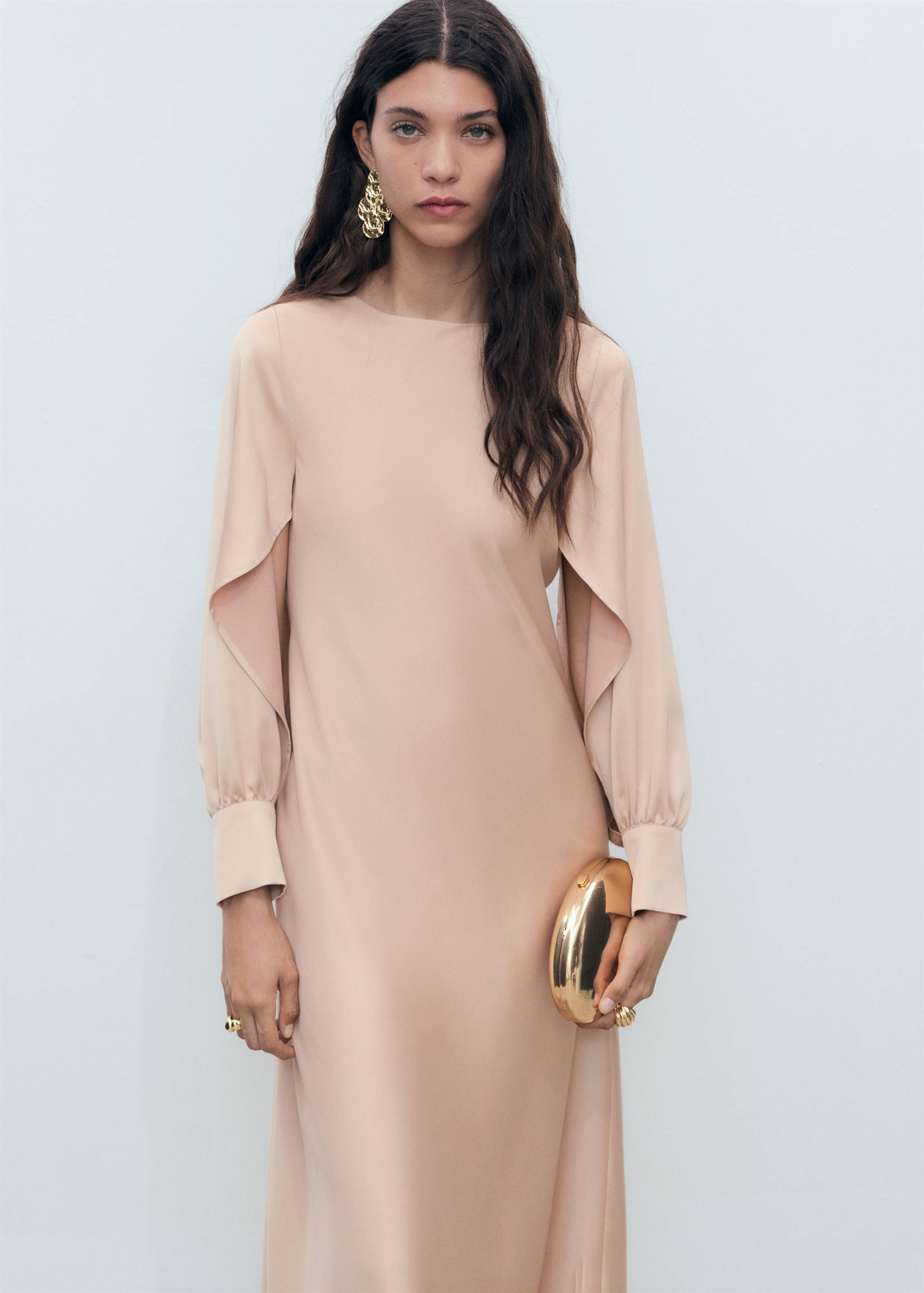 Satinerad klänning med slitsar på ärmarna - Bild av mittparti