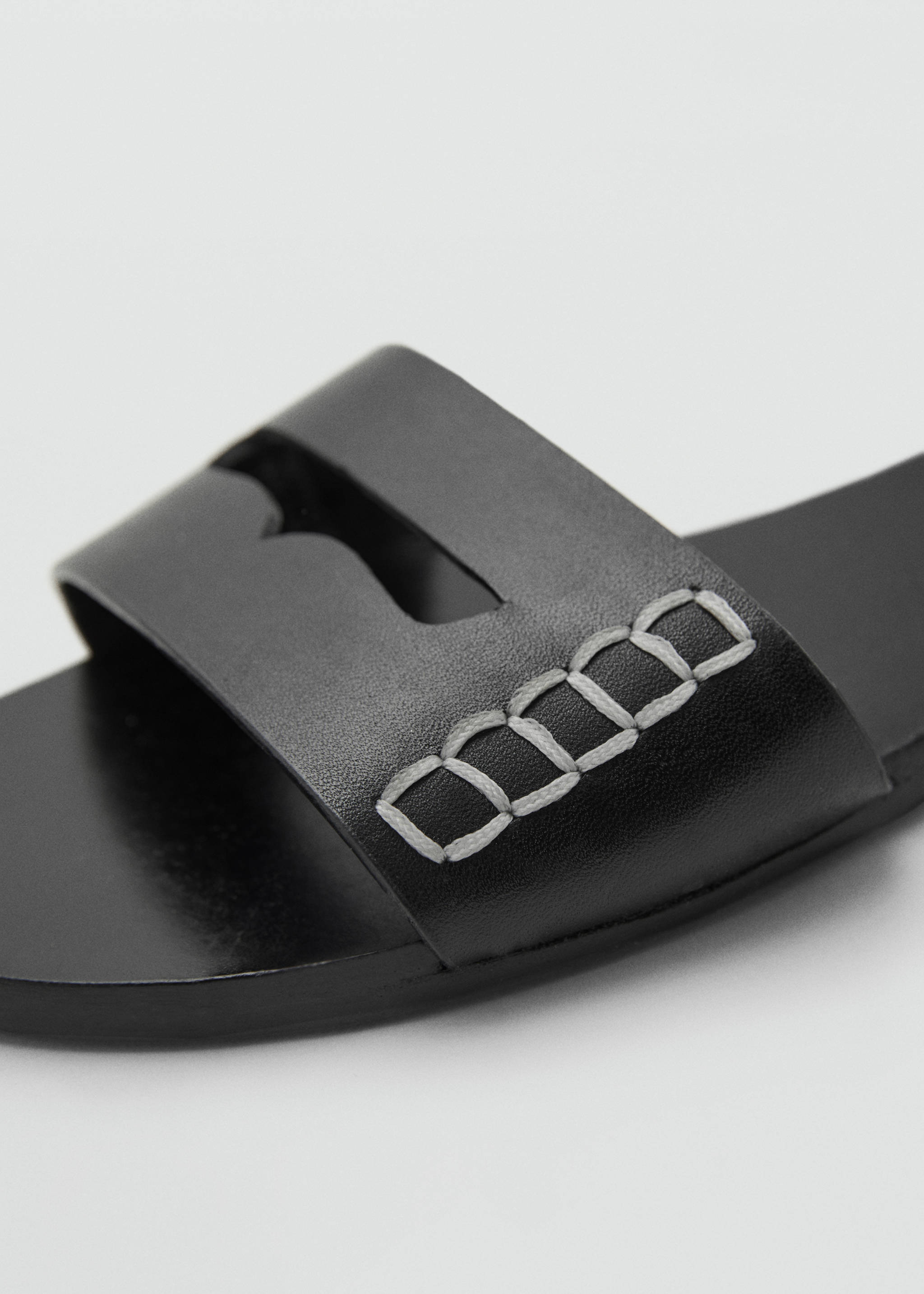 Leather sandals with a wide strap - Details of the article 3