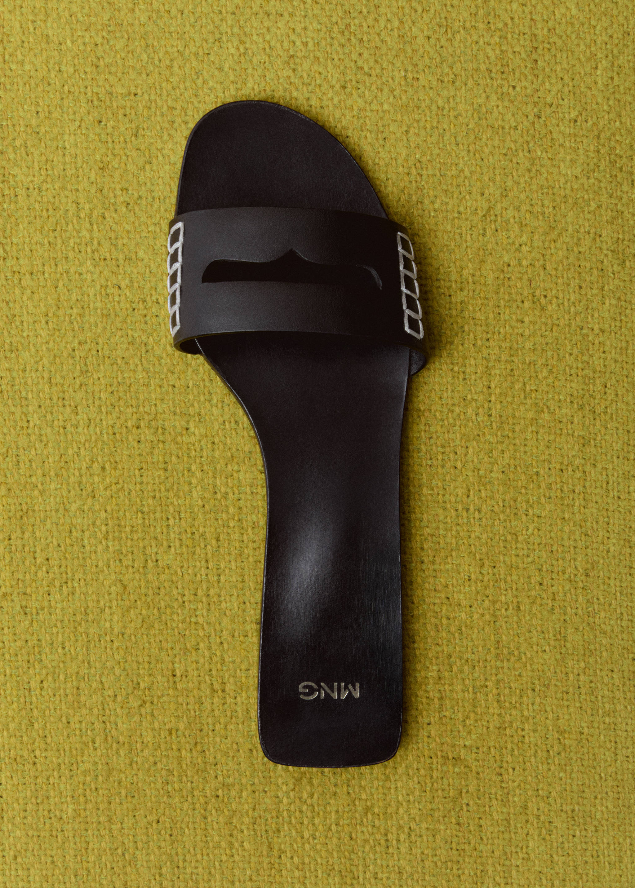 Leather sandals with a wide strap - Details of the article 5