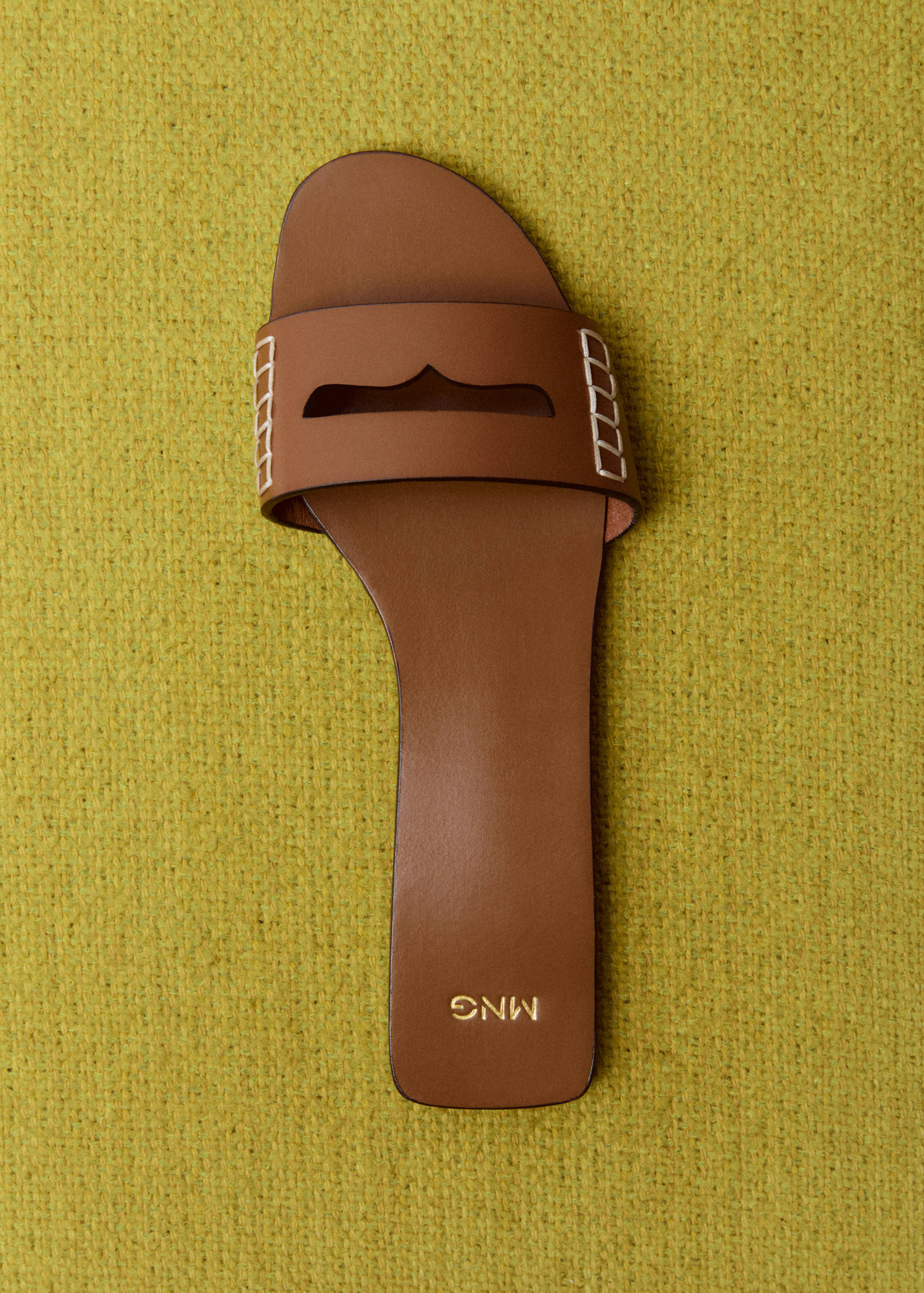 Leather sandals with a wide strap - Details of the article 5