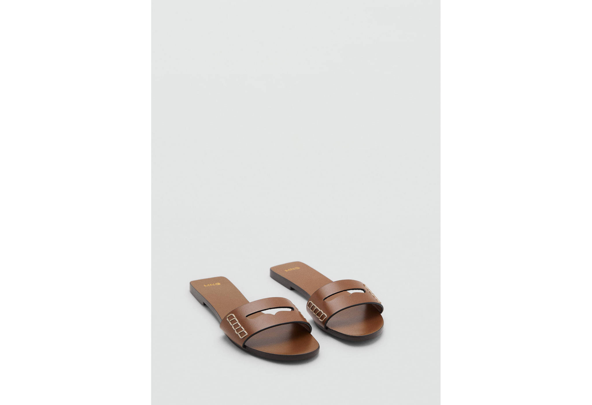 Leather sandals with a wide strap - Details of the article 6