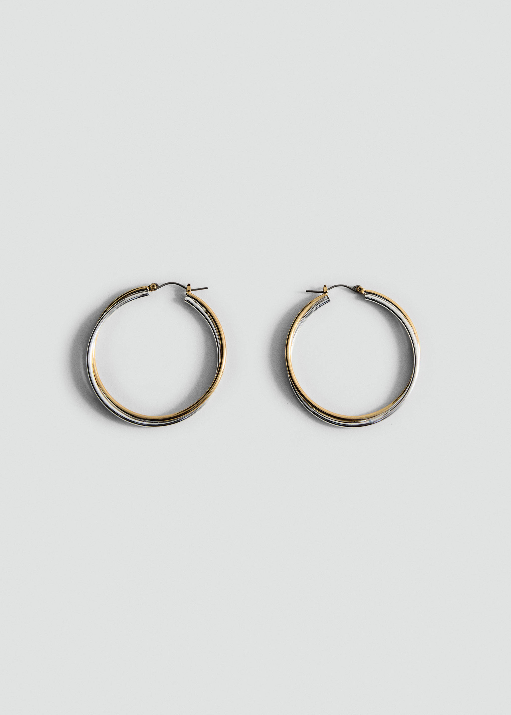 أقراط من حلقتين ثنائيتي اللون - منتج دون نموذج