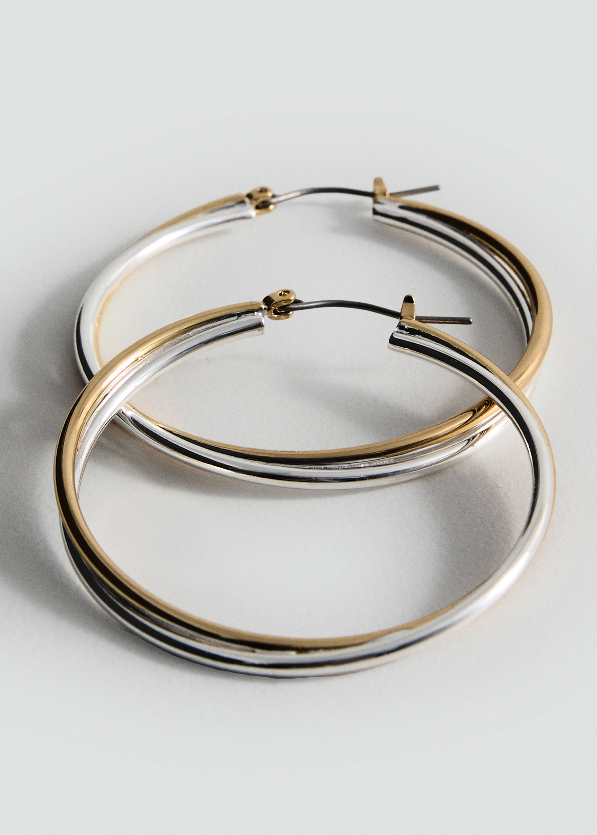 أقراط من حلقتين ثنائيتي اللون - رؤية وسط