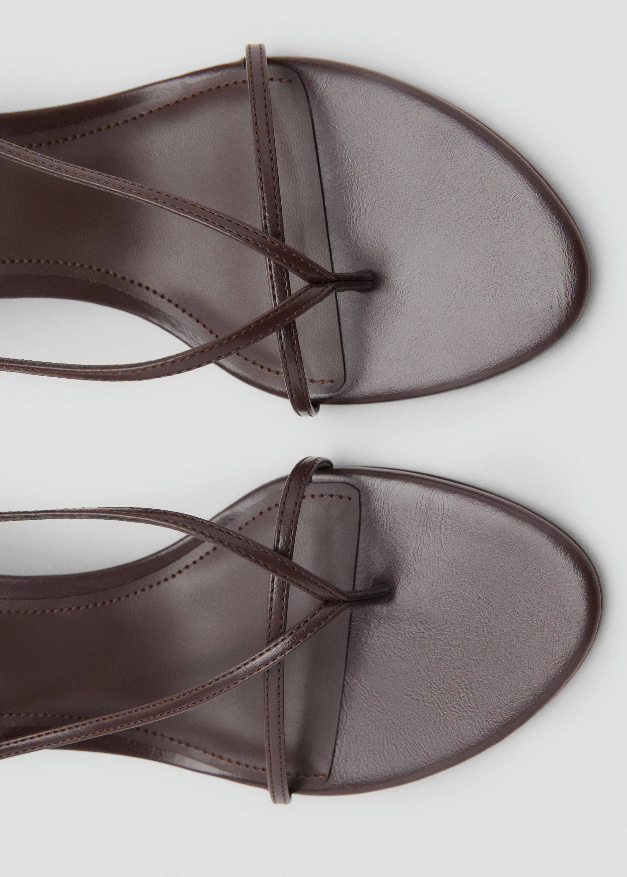 Sandal med tunna remmar och klack - Detaljer om artikeln 1