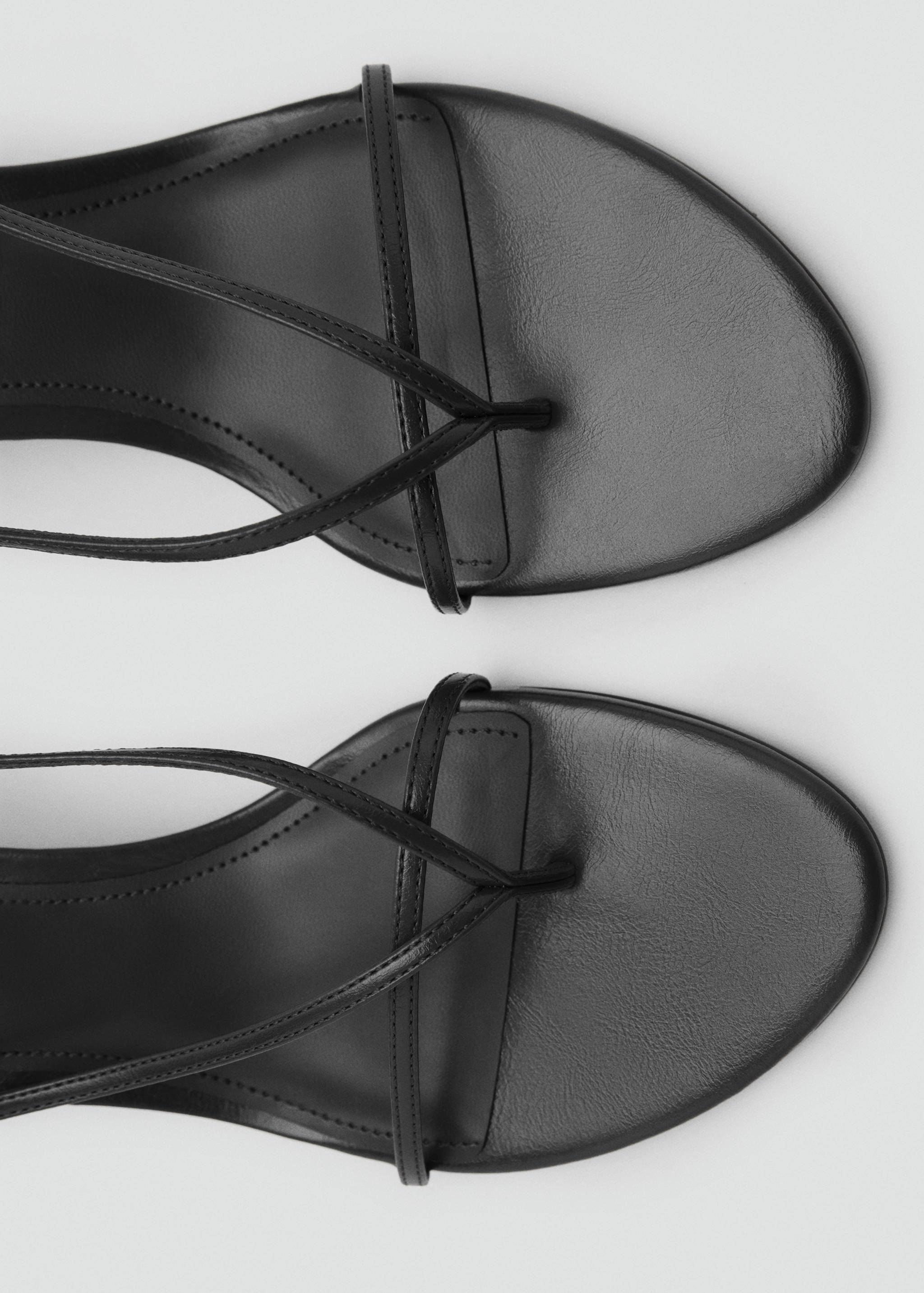 Sandal med tunna remmar och klack - Detaljer om artikeln 1