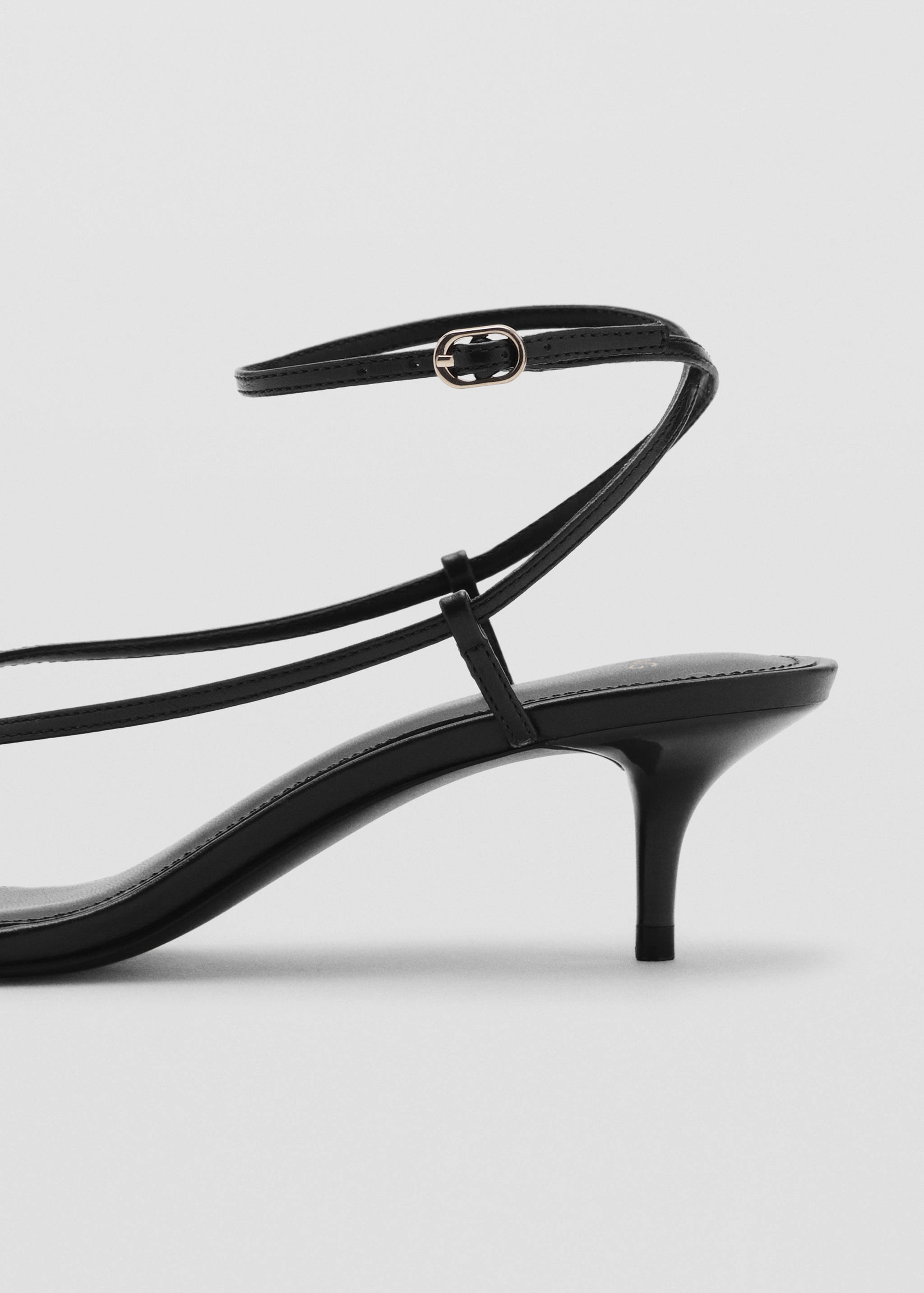 Sandal med tunna remmar och klack - Detaljer om artikeln 2