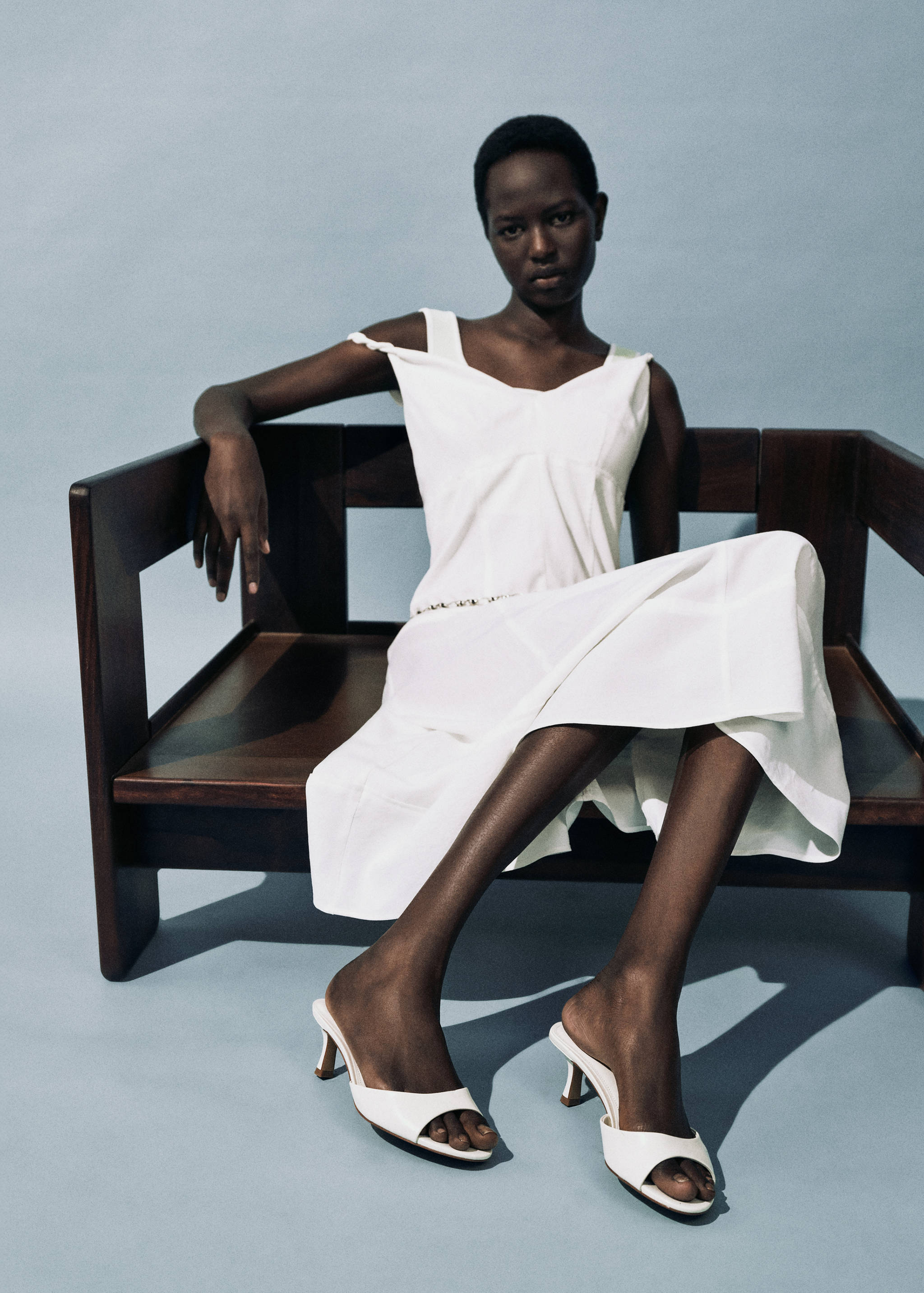 Kitten-heel sandals with strap - General plane