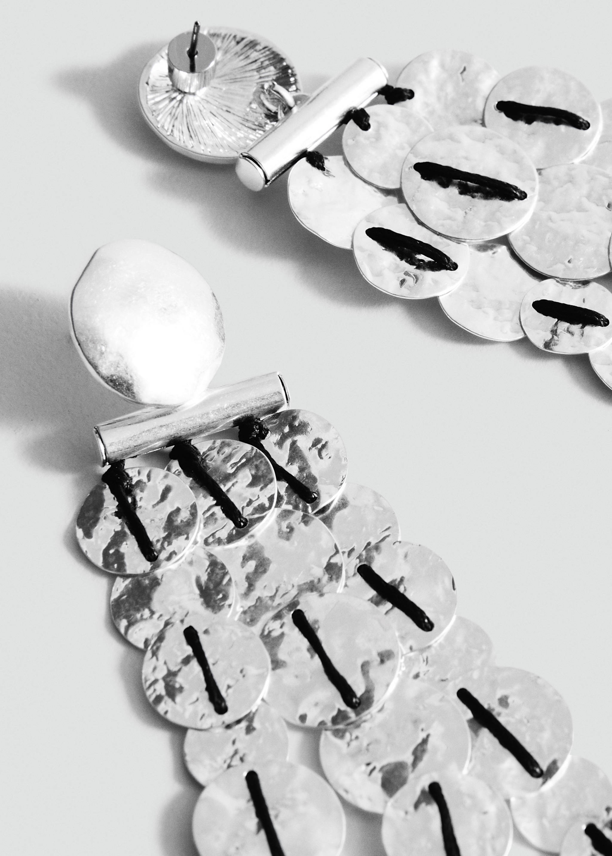 Wasserfall-Ohrringe mit Eisenperlen - Mittlere Ansicht