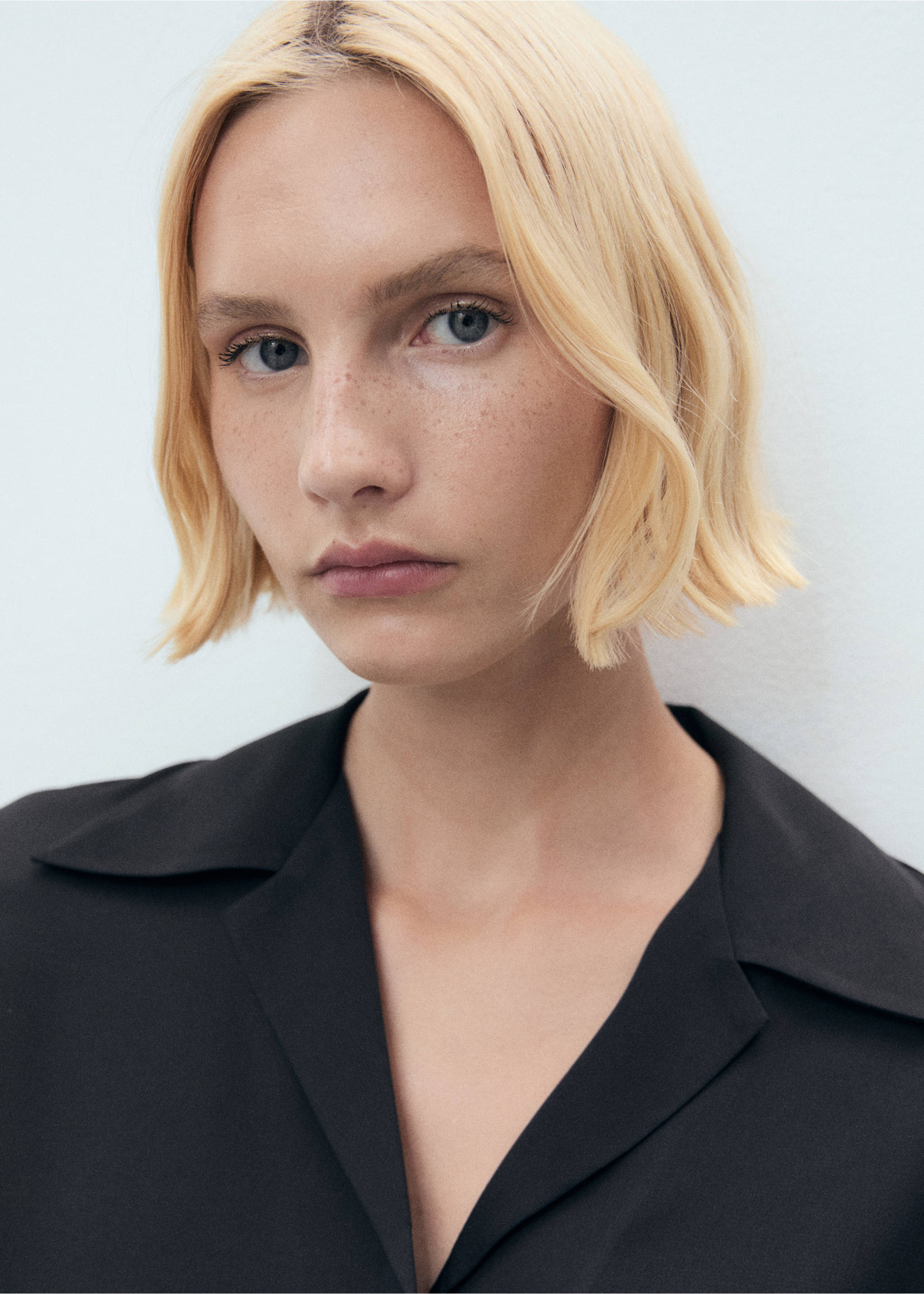 Chemise satinée manches courtes - Détail de l'article 1, Noir. Ref: 17021156-00.