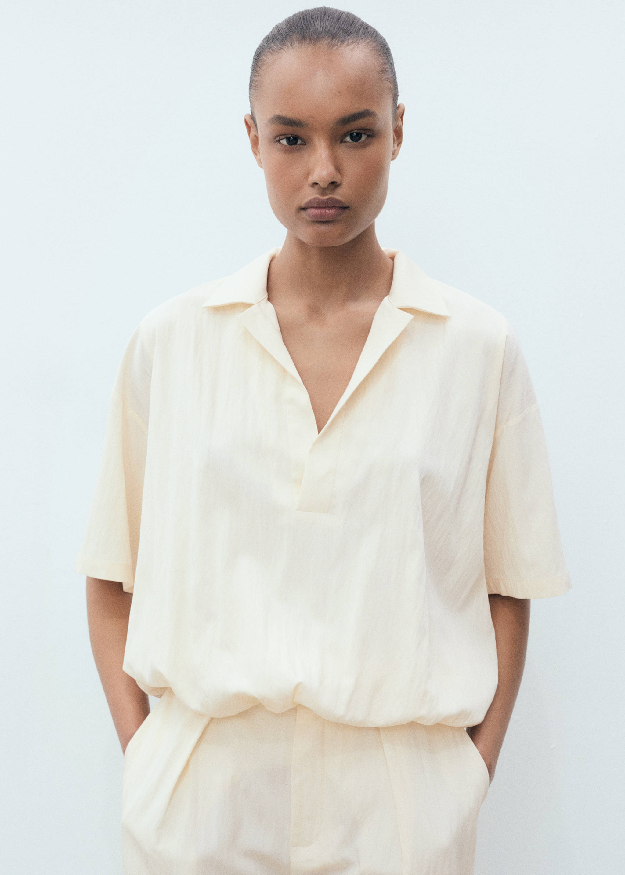 Cămașă cropped bufantă - Plan mediu