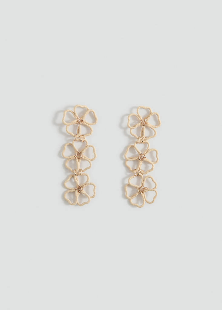Flower pendant earrings — Sand