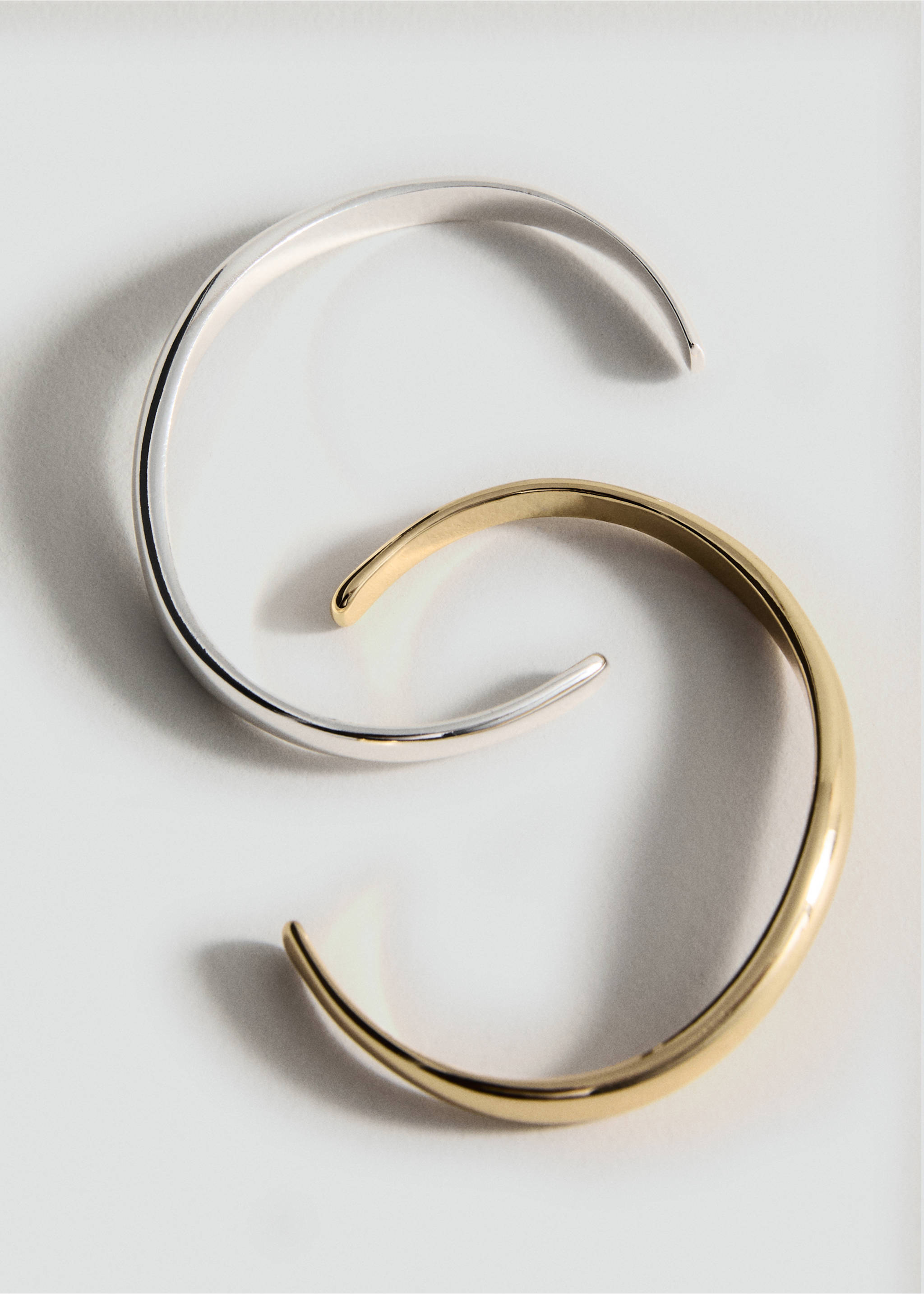 Lot bracelets rigides combinés - Plan moyen, Or. Ref: 17021176-00.