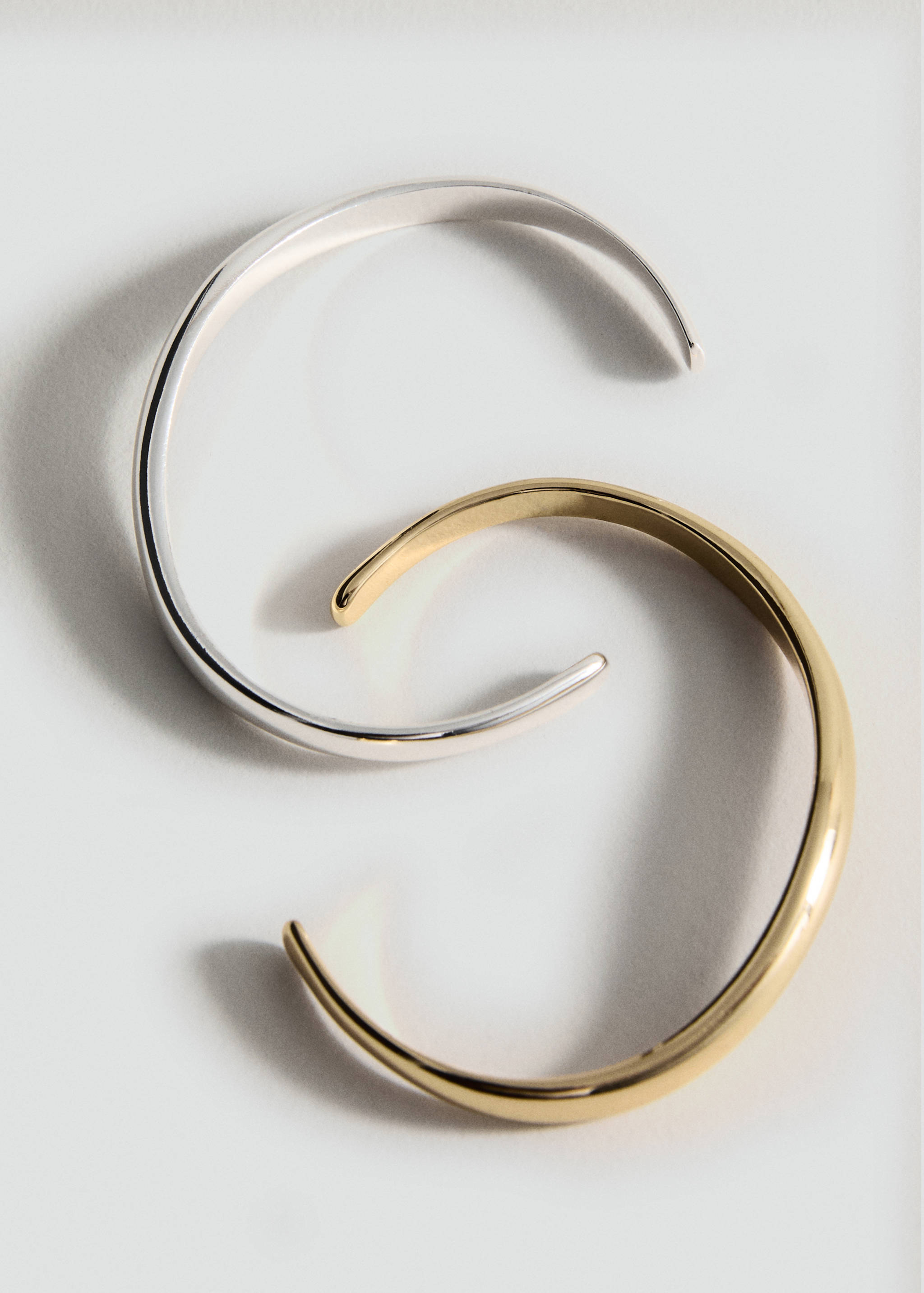 Lot bracelets rigides combinés - Plan moyen