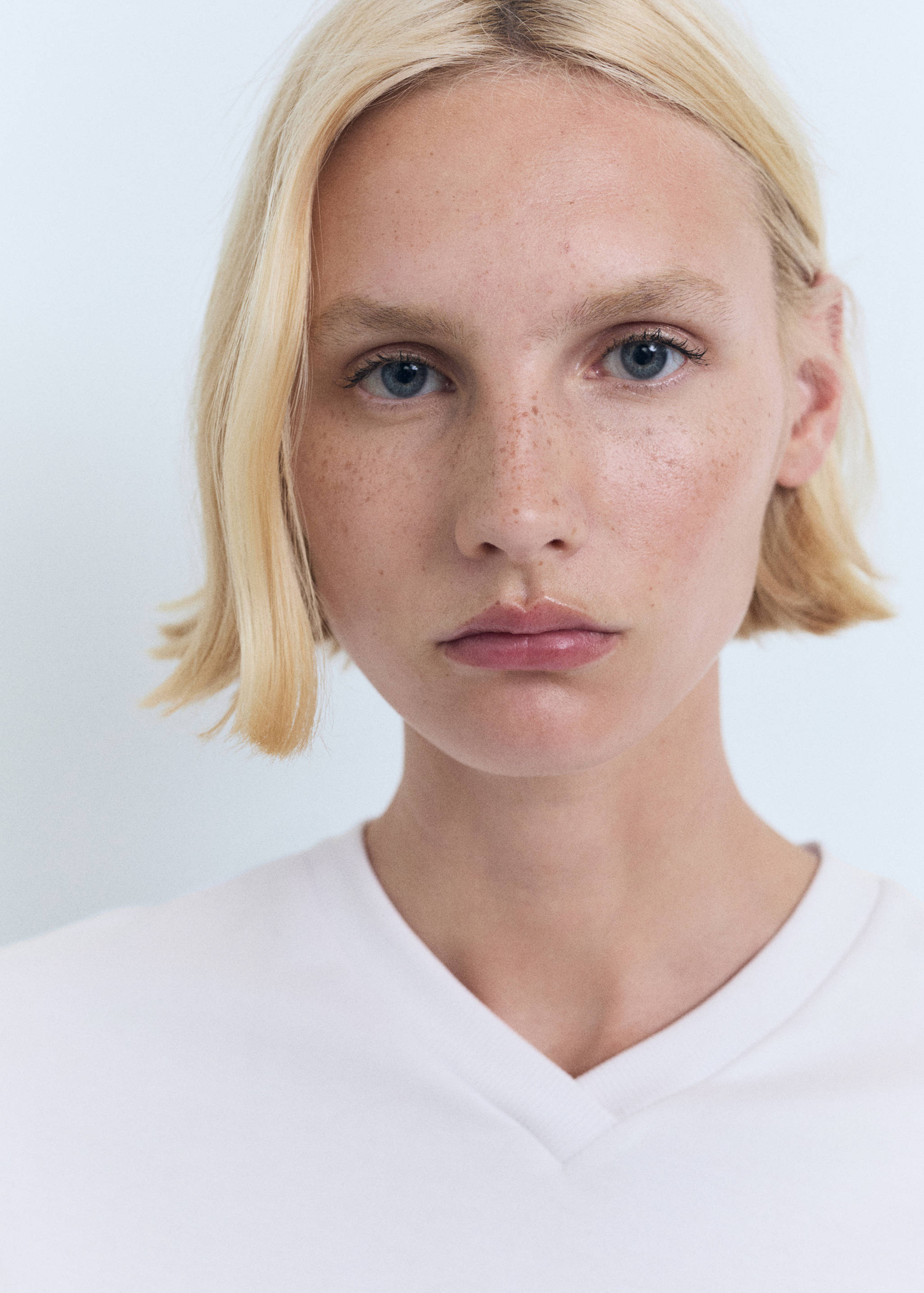 V-neck cotton T-shirt - Details of the article 1