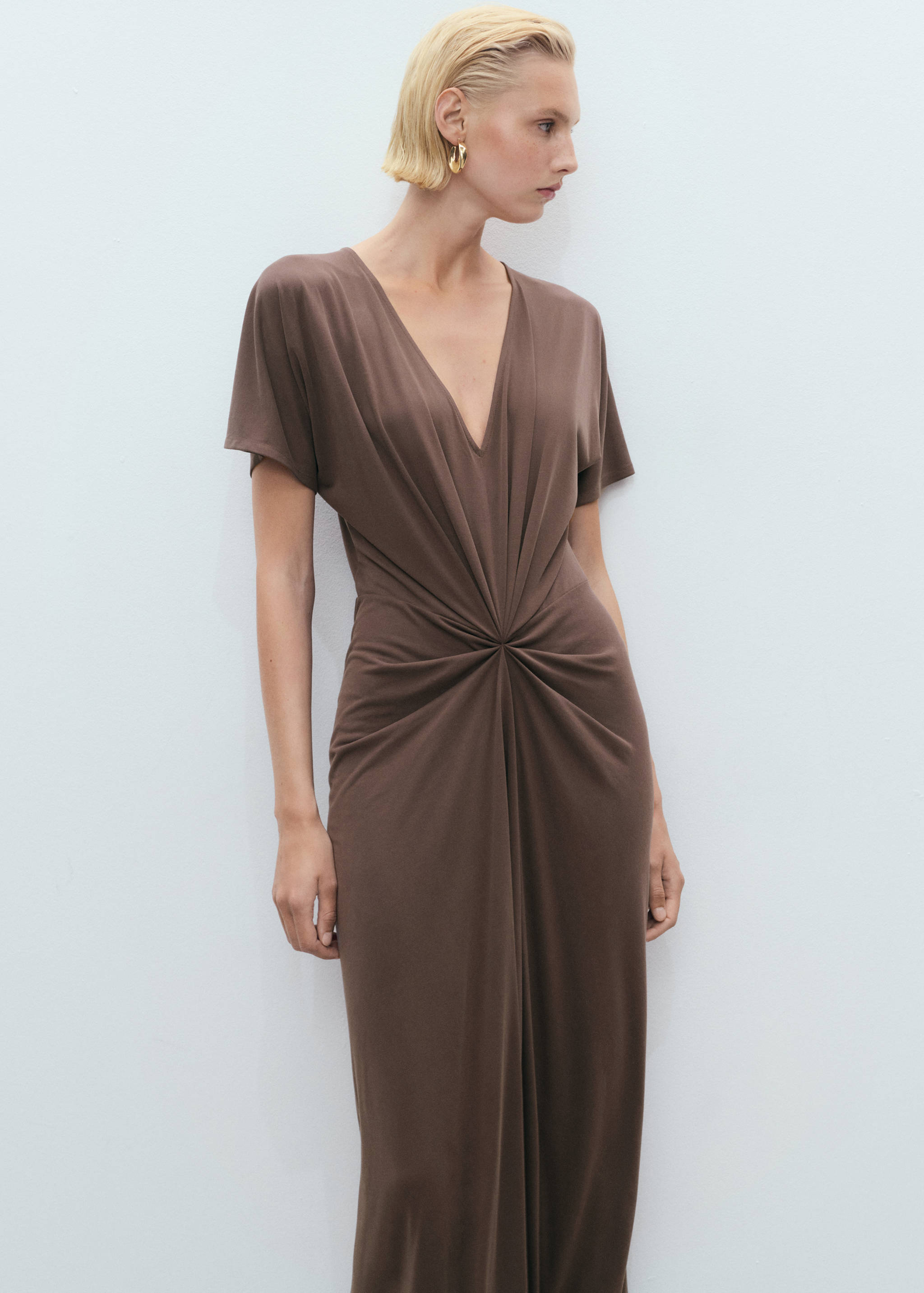 V-neck dress with gathered neckline - Medium plane