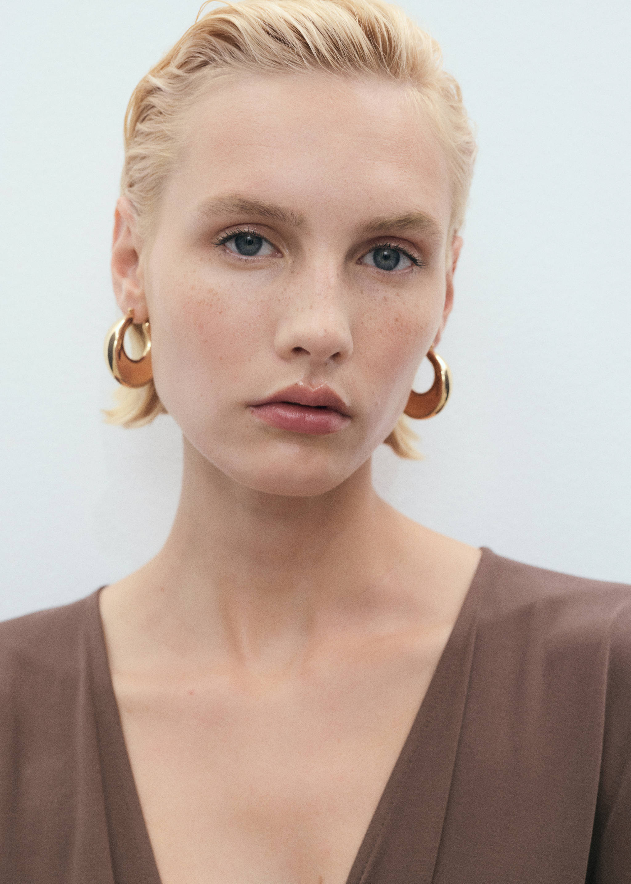 V-neck dress with gathered neckline - Details of the article 1