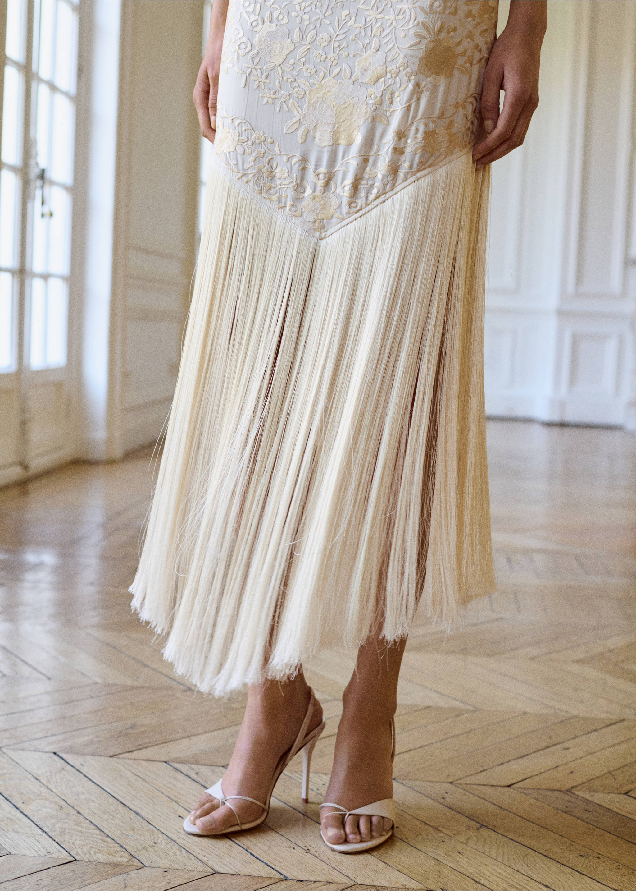 Robe brodée de fleurs avec détails à franges - Plan moyen, Écru. Ref: 17021233-00.