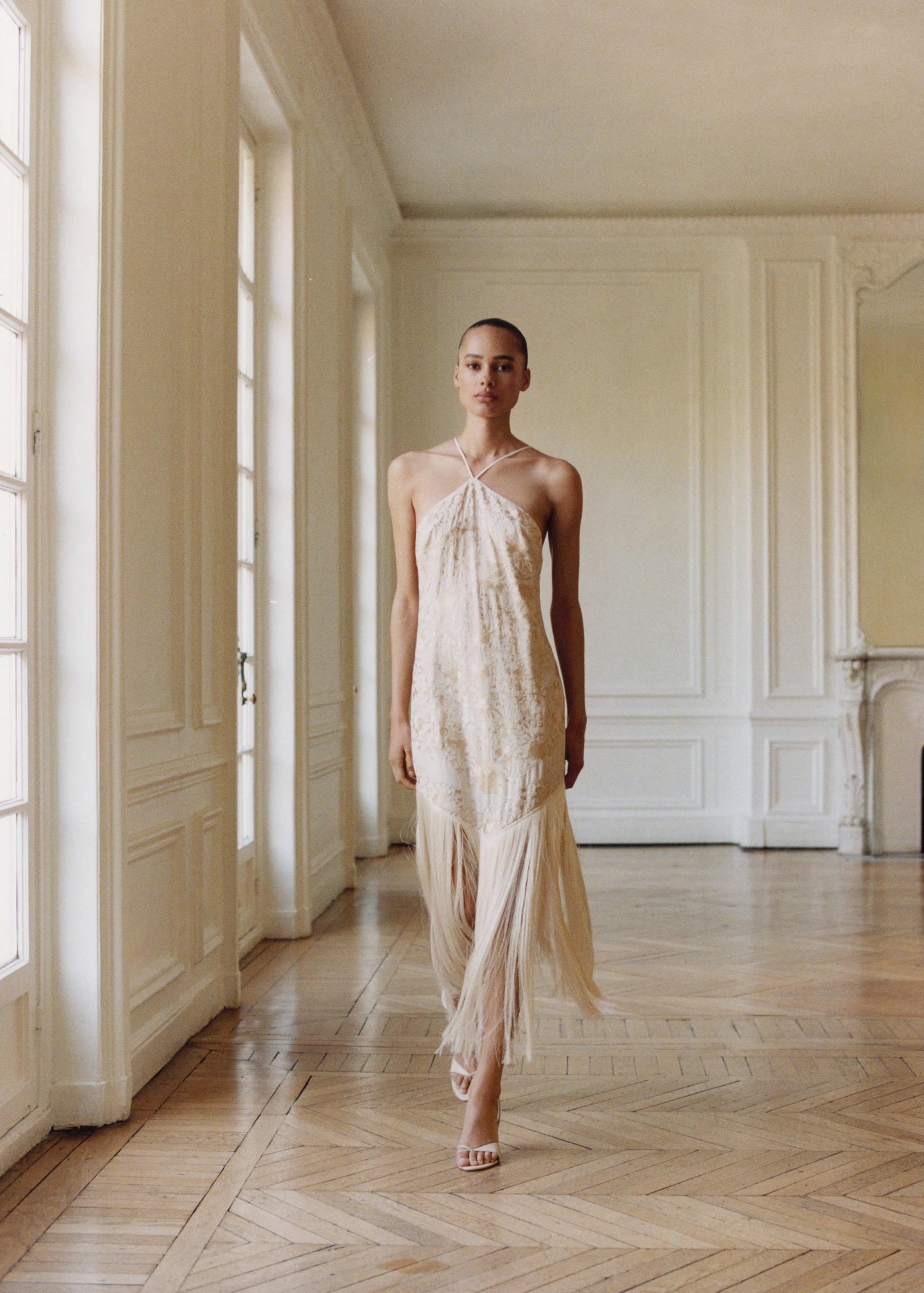 Robe brodée de fleurs avec détails à franges - Détail de l'article 2