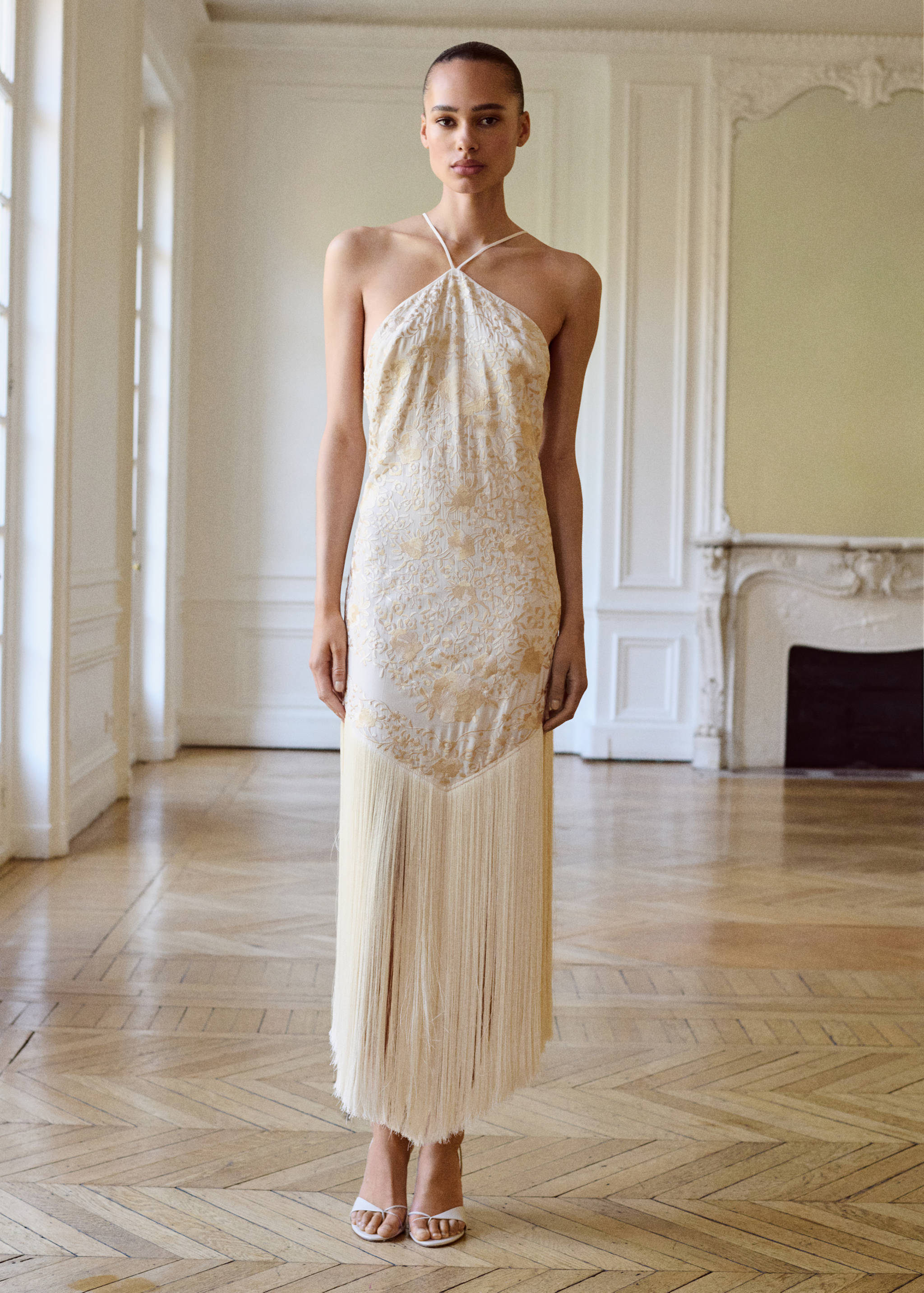 Robe brodée de fleurs avec détails à franges - Plan général