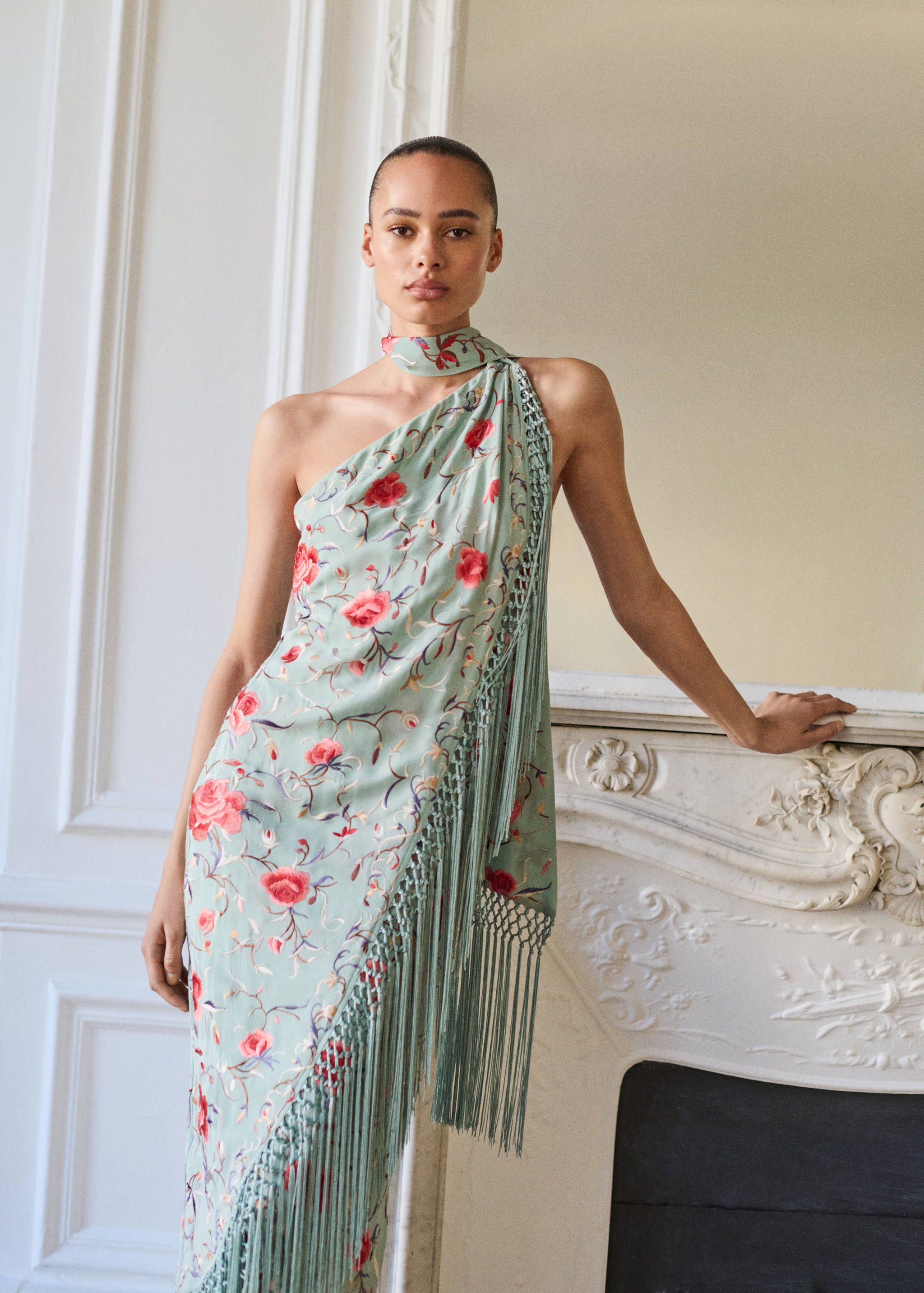 Robe asymétrique broderie à franges - Plan moyen