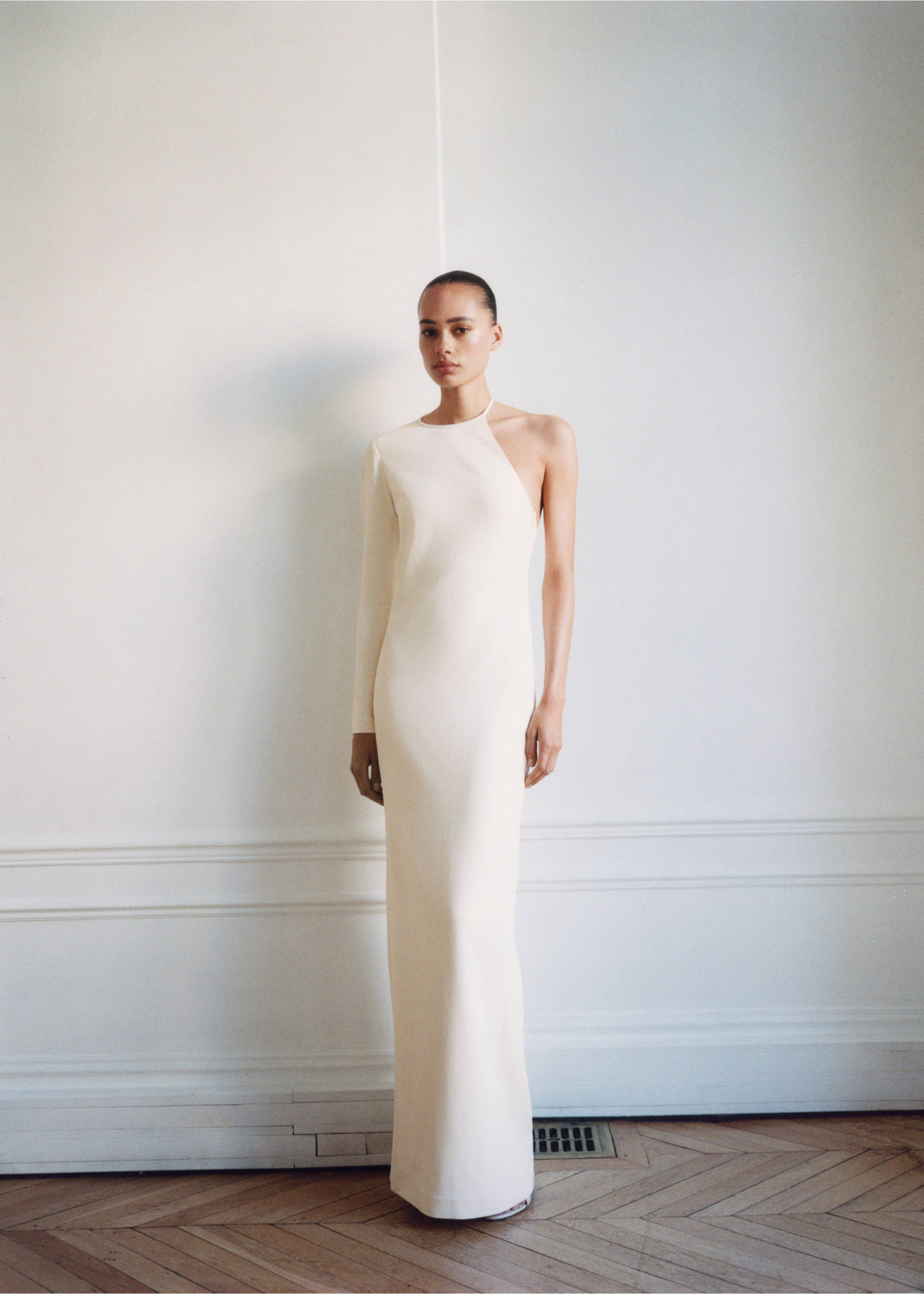 Vestido asimétrico espalda descubierta - Plano general, Blanco roto. Ref: 17021266-00.