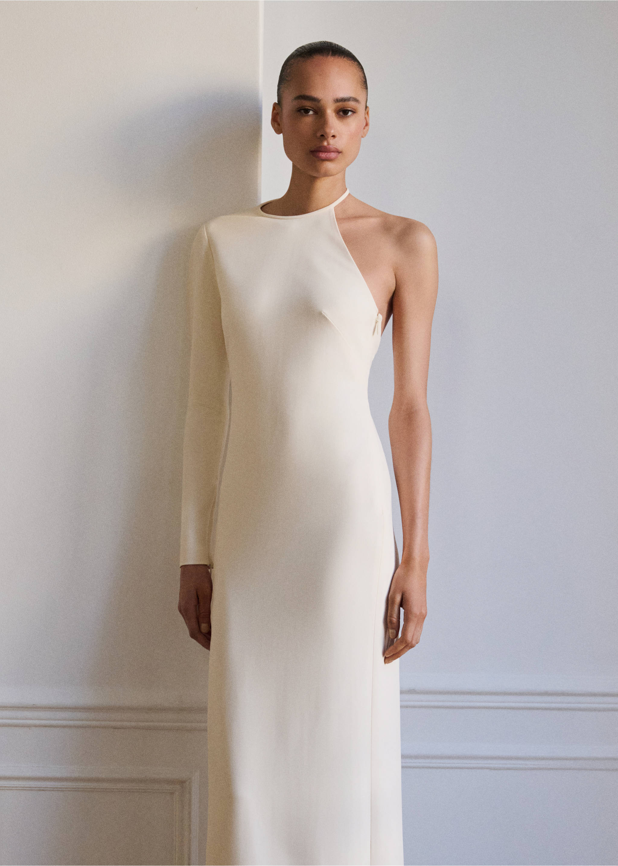 Vestido asimétrico espalda descubierta - Plano medio, Blanco roto. Ref: 17021266-00.