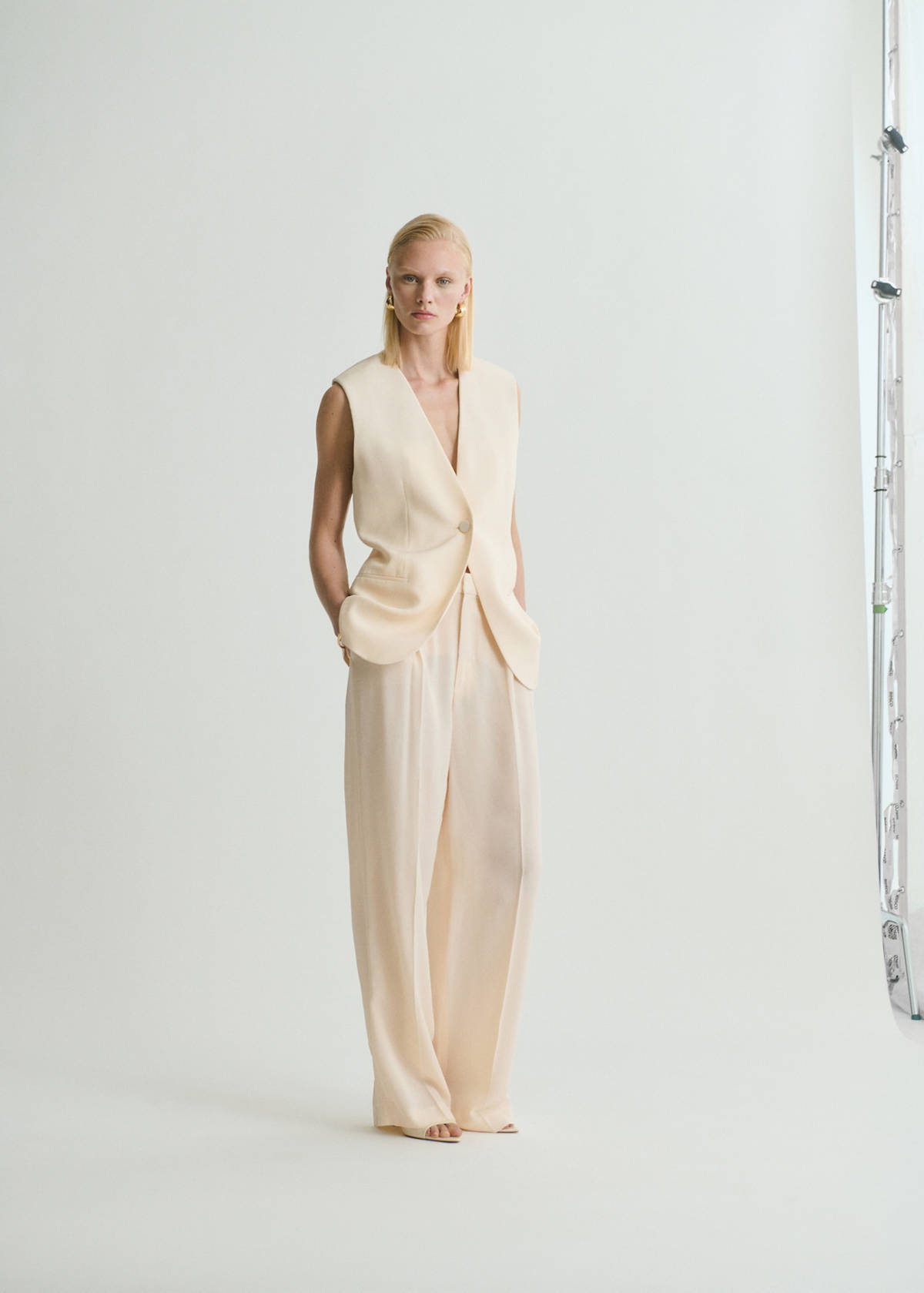 Straight-fit suit trousers — Vanilla
