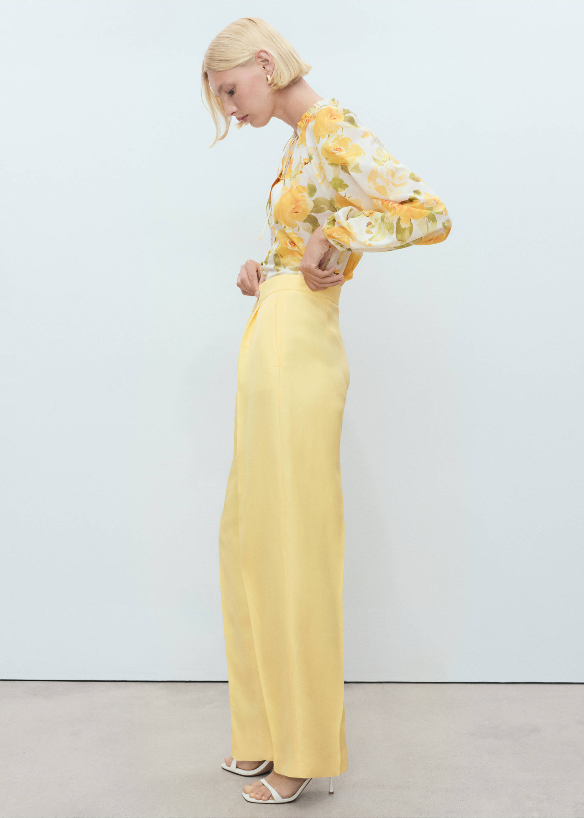 Pantalon mélange de lin pinces - Détail de l'article 2, Jaune. Ref: 17021270-00.