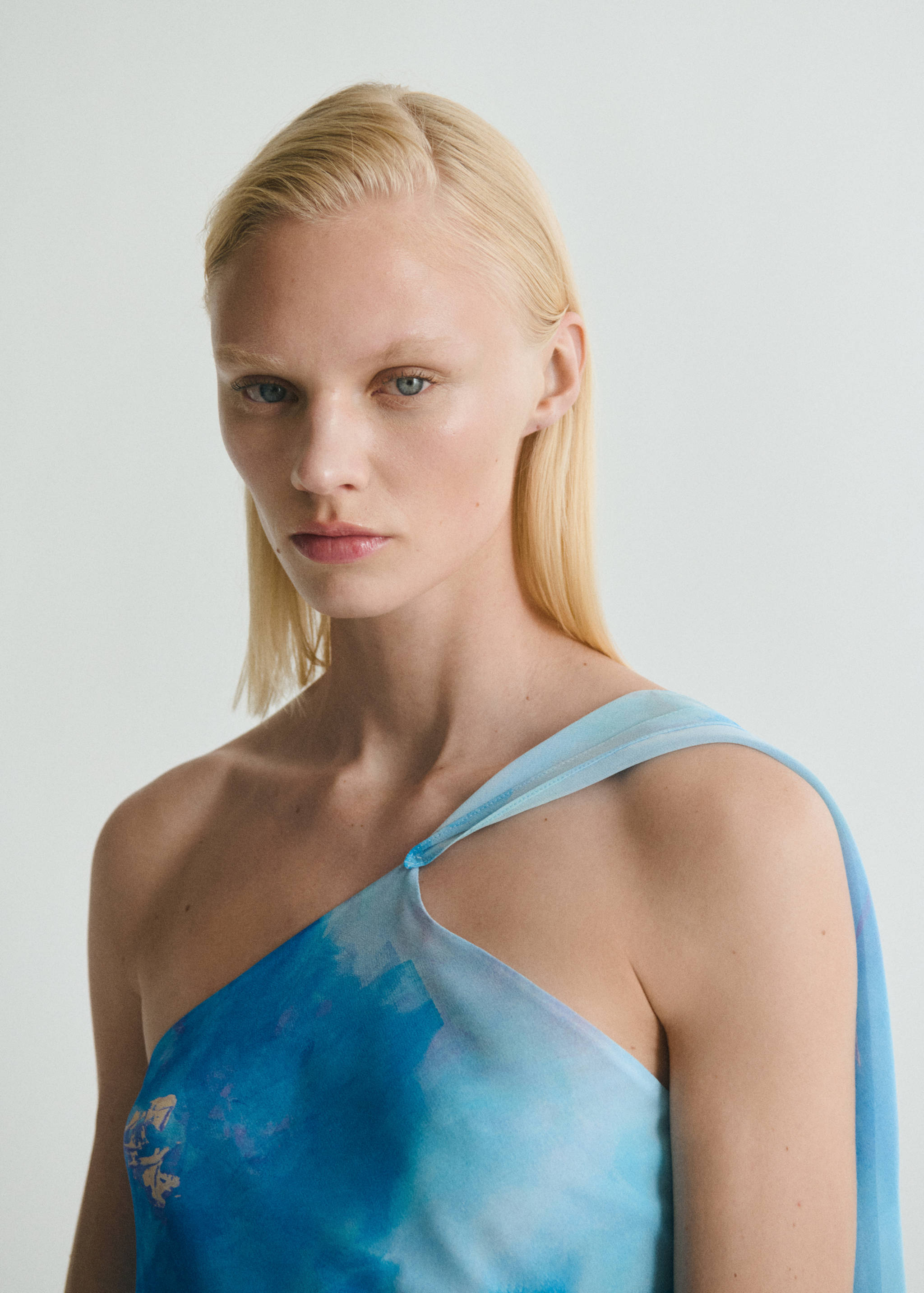 Asymmetrisches Blumenkleid mit Halstuch - Detail des Artikels 1