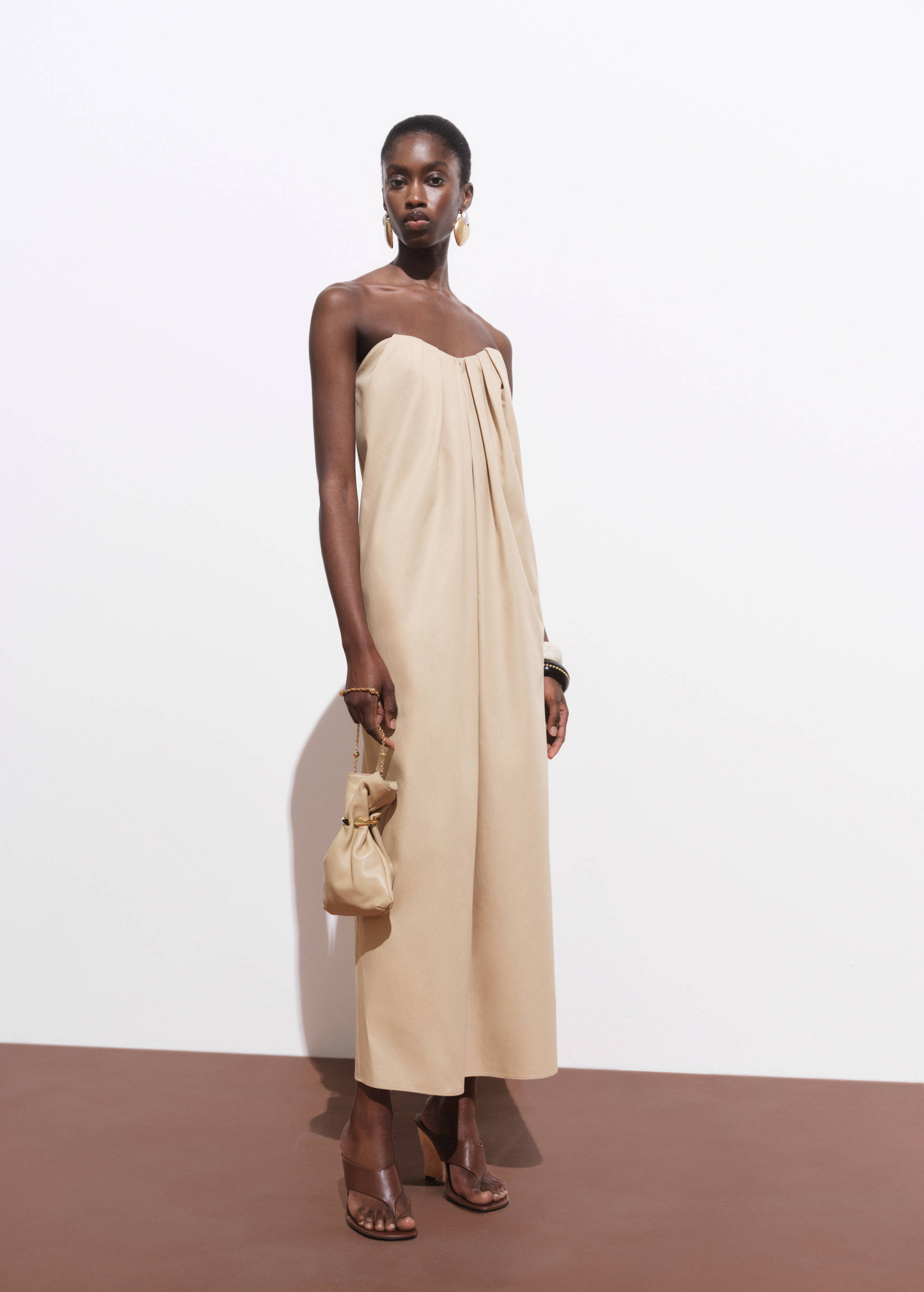 Robe longue décolleté en cœur - Plan général