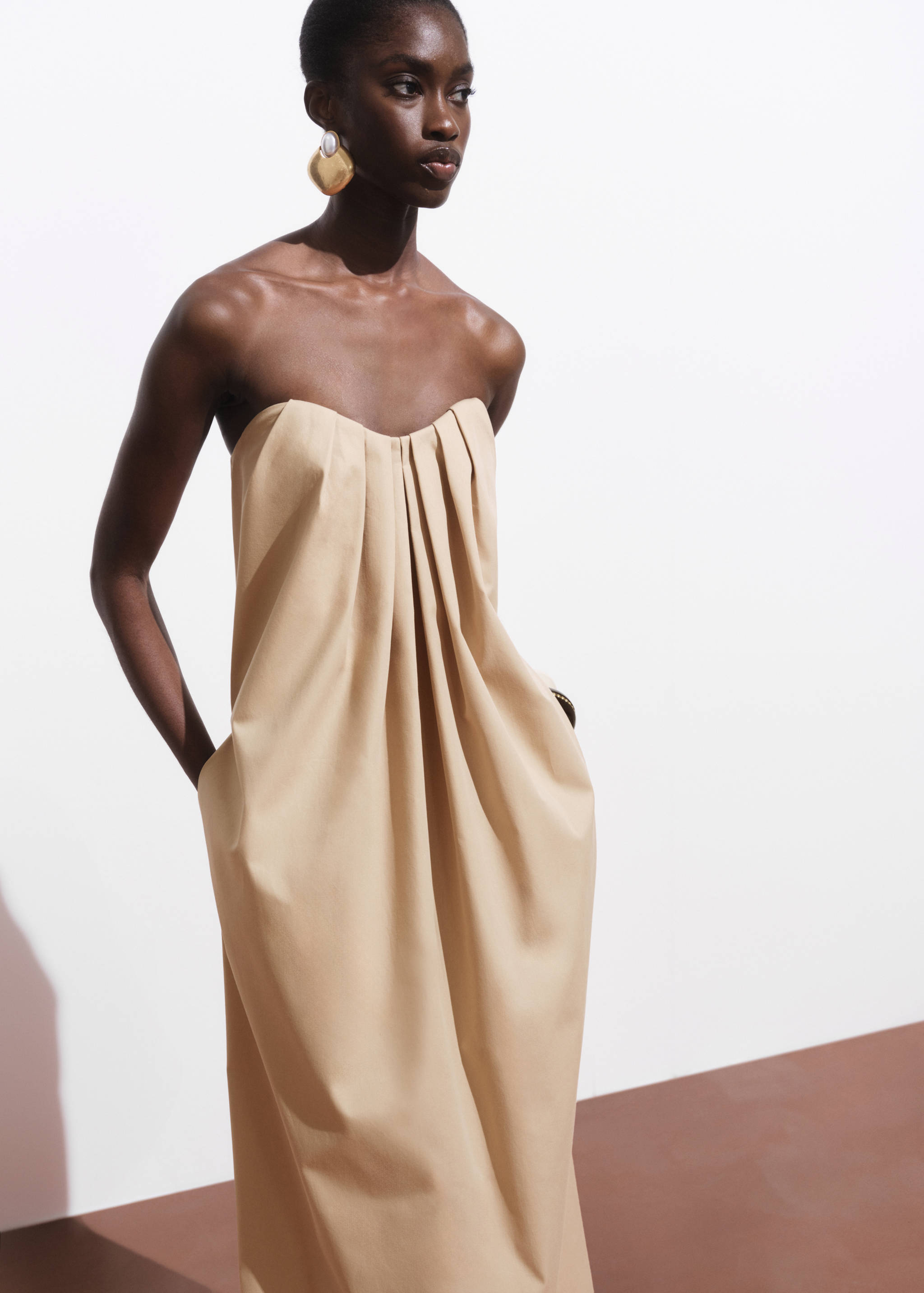 Robe longue décolleté en cœur - Plan moyen