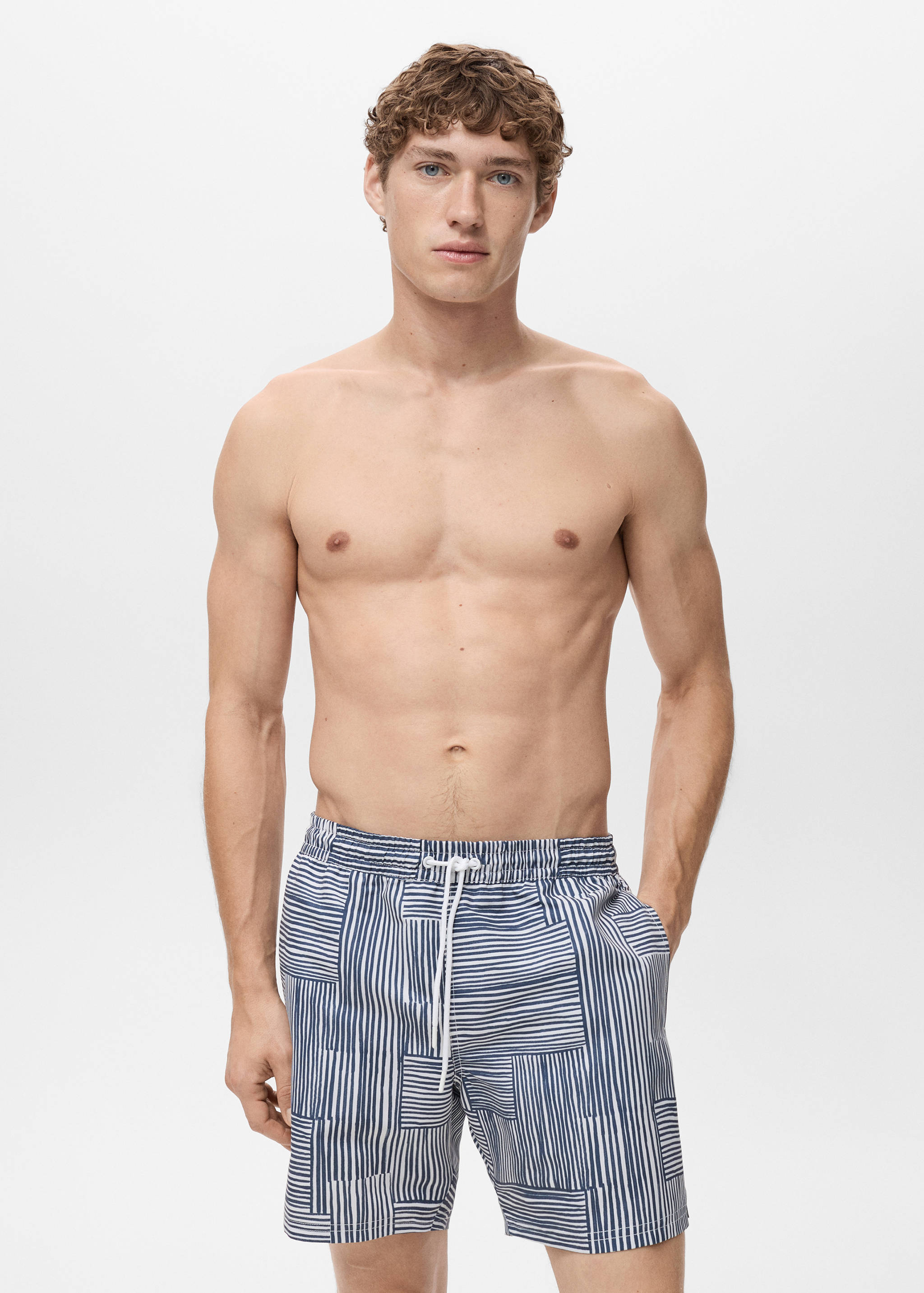 Плавательные шорты в полоску - Средний план