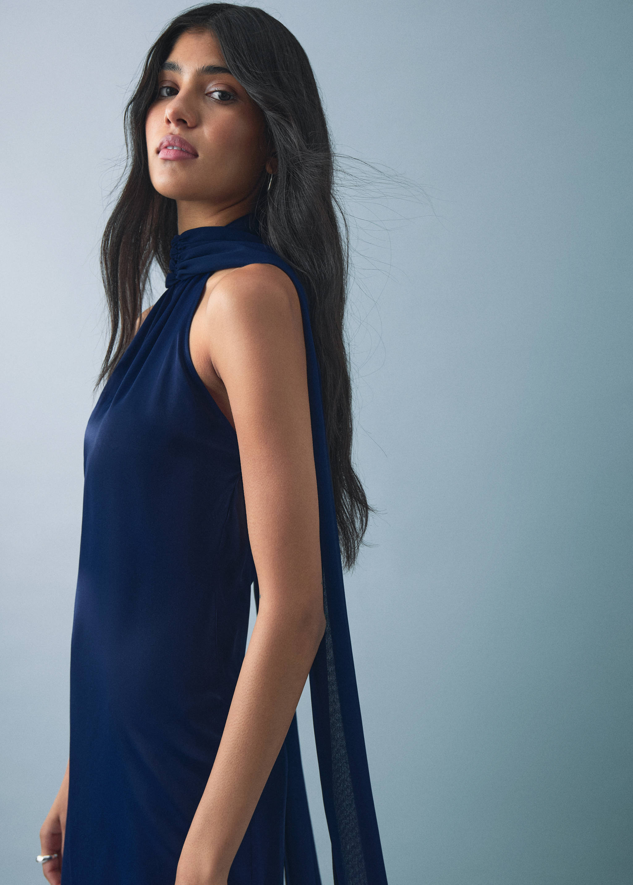 Vestido acetinado com gola halter - Plano geral