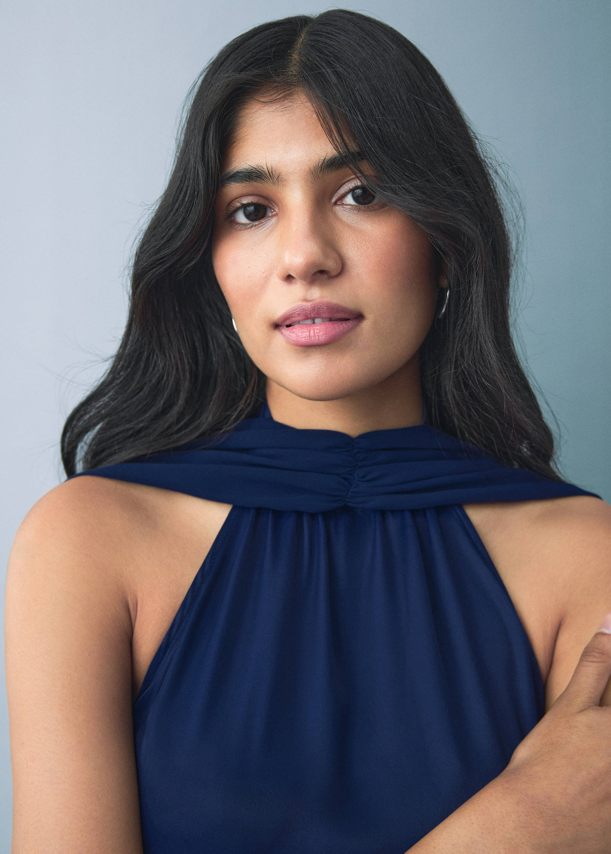 Vestido acetinado com gola halter - Plano médio