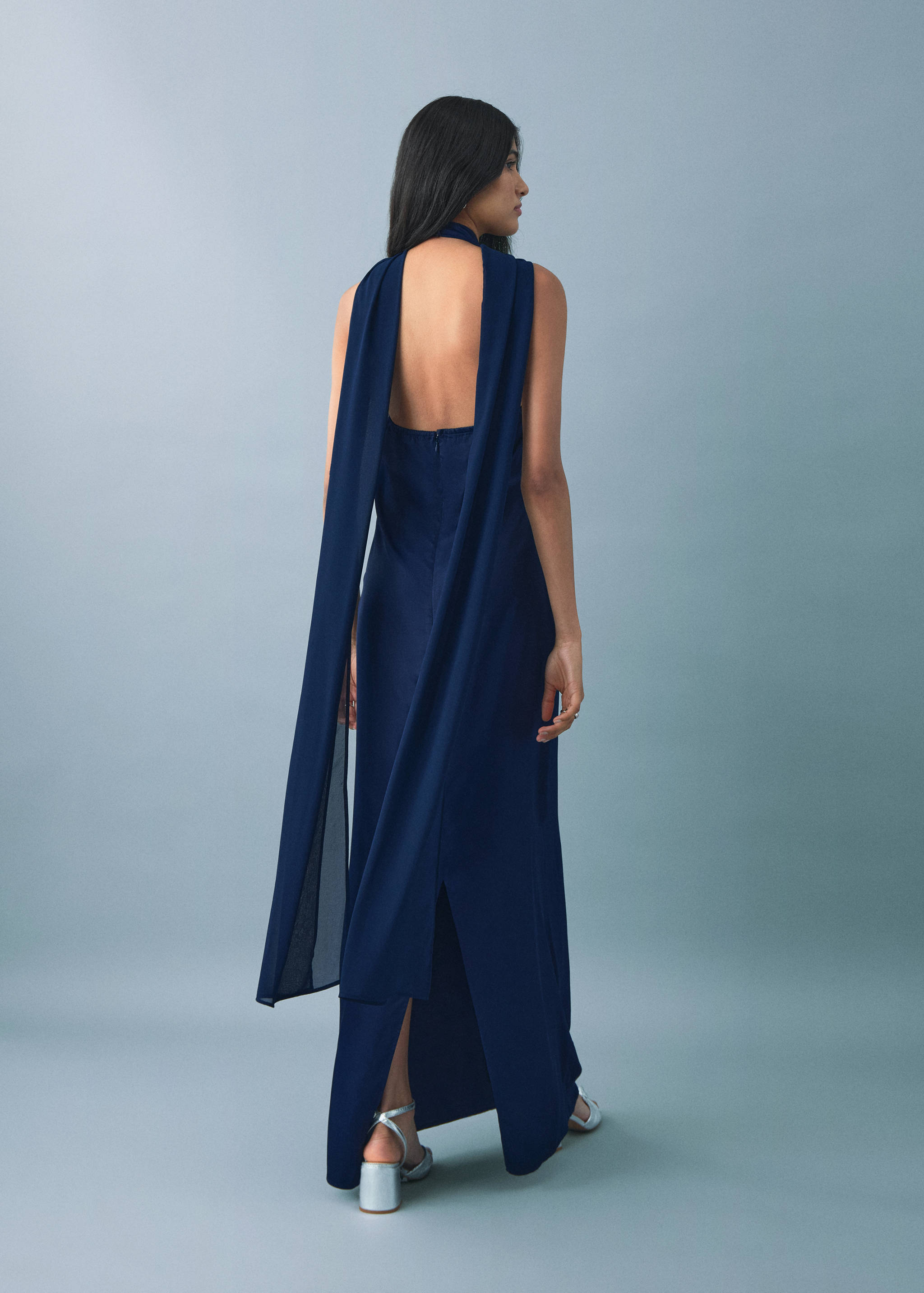 Vestido acetinado com gola halter - Verso do artigo